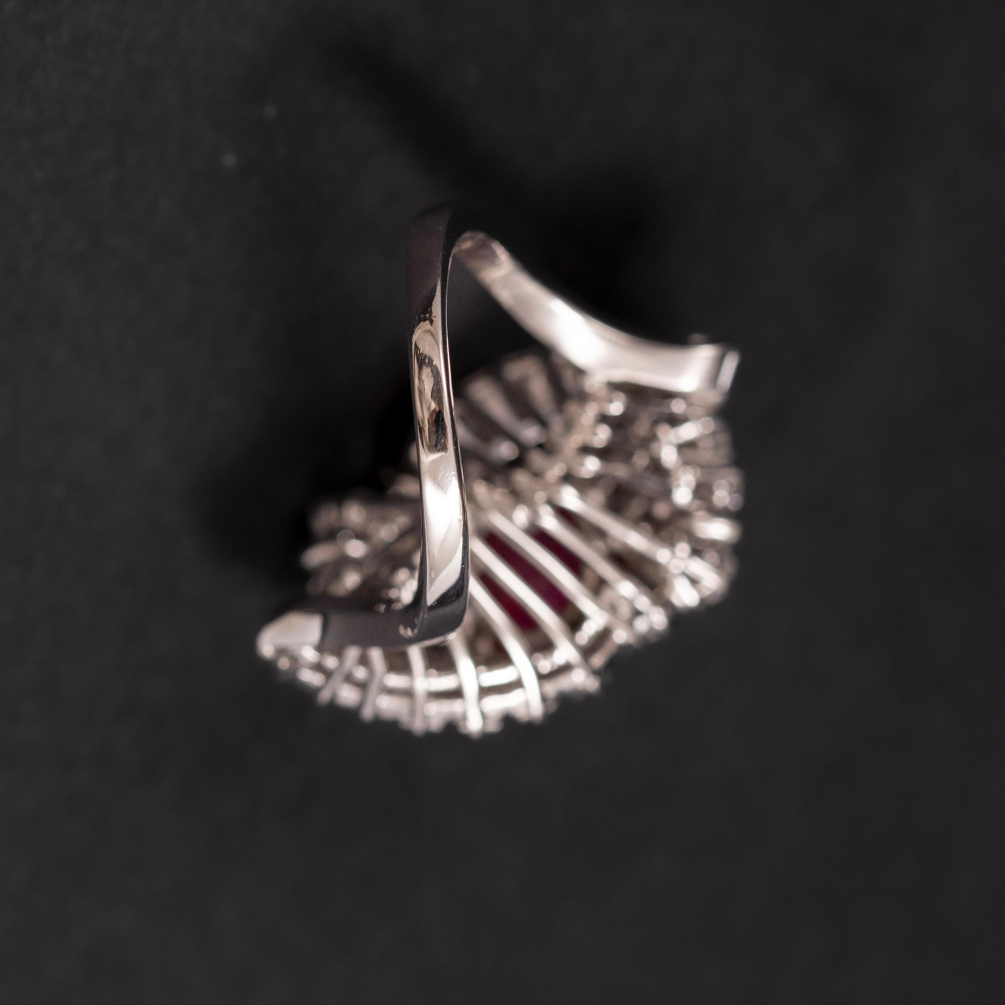 Anello da cocktail con diamante e rubino Stella di metà secolo, platino 1950s 1960s in vendita 8