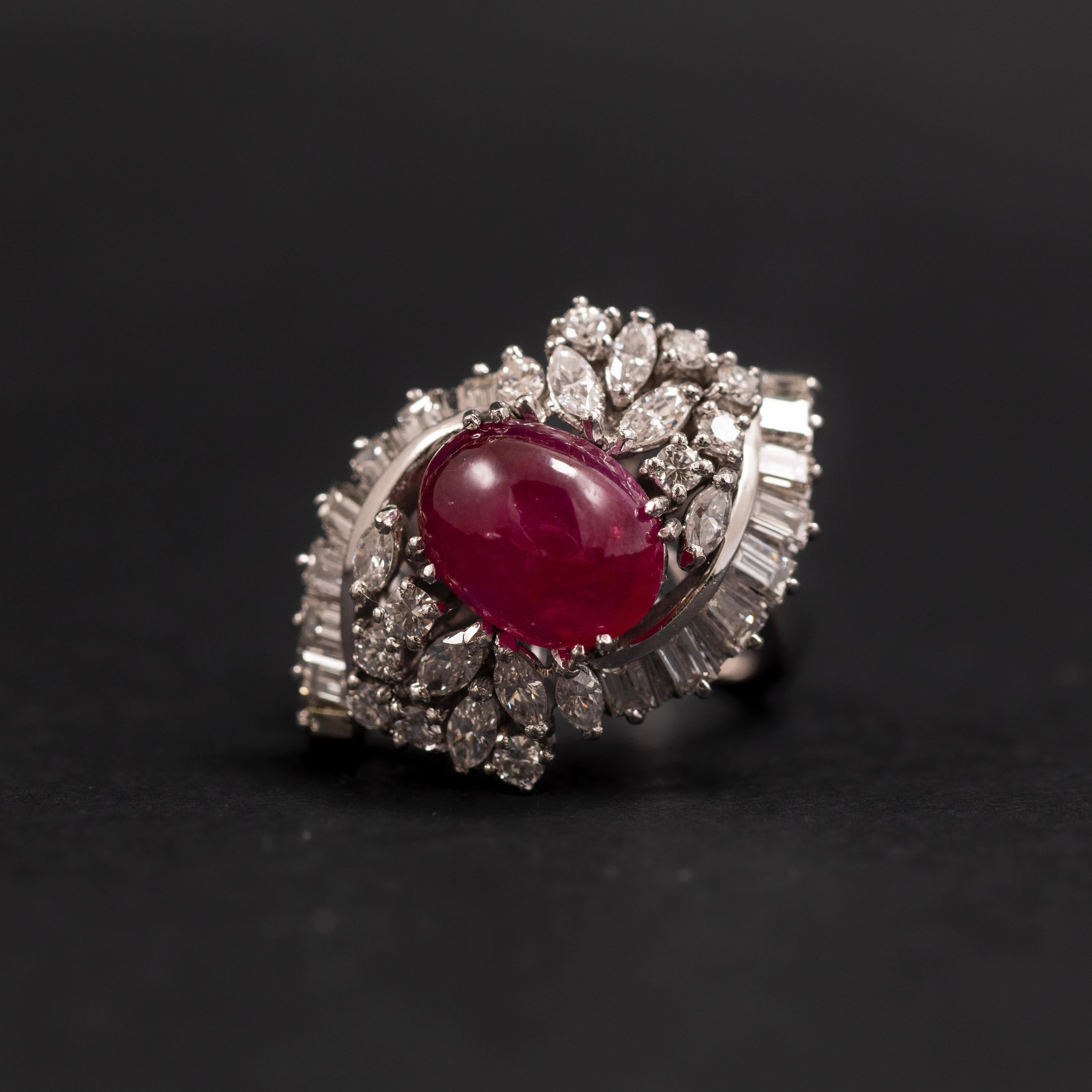 Anello da cocktail in platino con rubino e diamanti Star di metà secolo, anni '50-'60 circa.

Audace, scultoreo e assolutamente glamour: questo anello da cocktail Mid-Century è l'incarnazione della raffinatezza del dopoguerra. Realizzato in platino