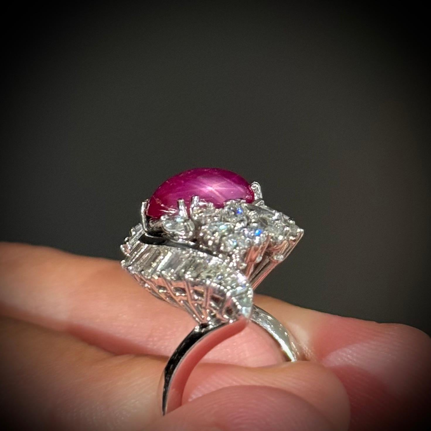 Moderno Anello da cocktail con diamante e rubino Stella di metà secolo, platino 1950s 1960s in vendita
