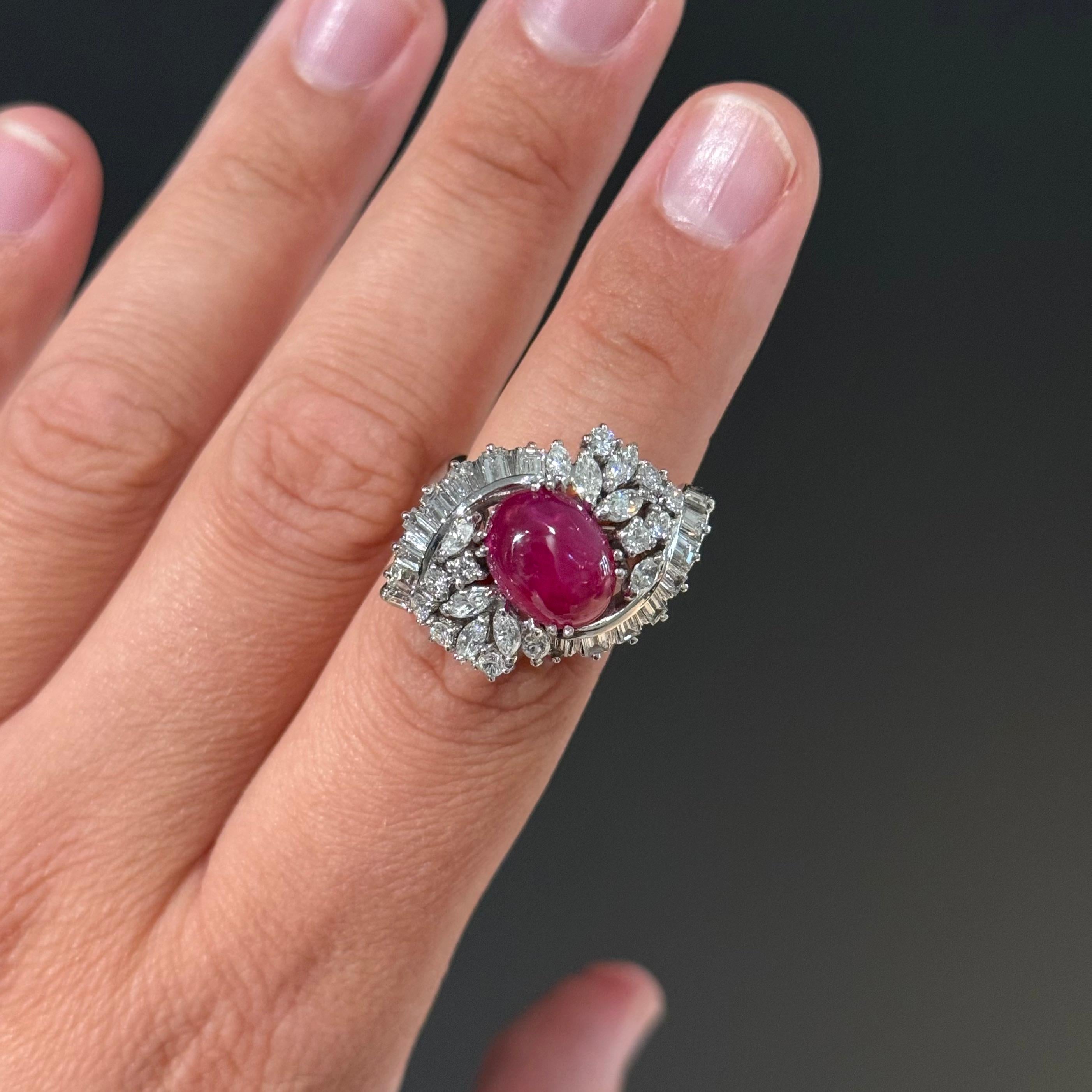 Anello da cocktail con diamante e rubino Stella di metà secolo, platino 1950s 1960s In condizioni buone in vendita a Lisbon, PT