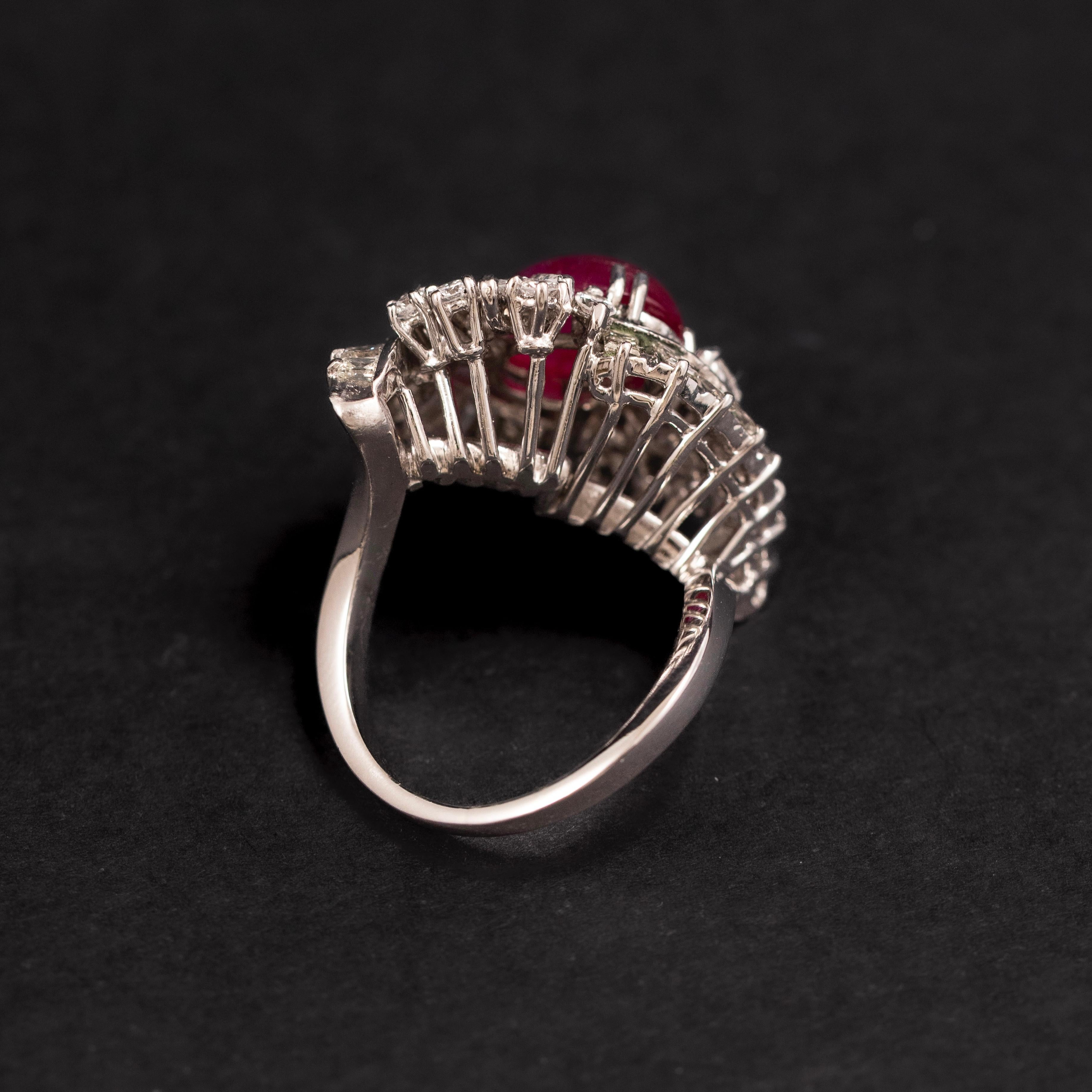 Anello da cocktail con diamante e rubino Stella di metà secolo, platino 1950s 1960s in vendita 1