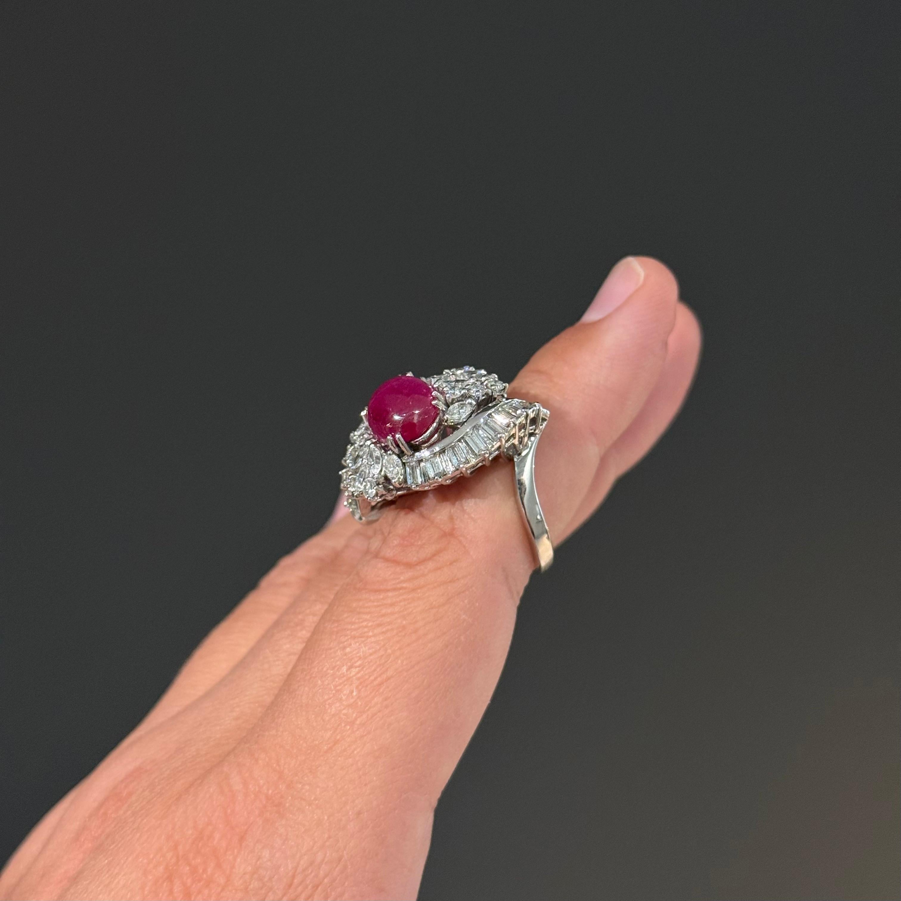 Anello da cocktail con diamante e rubino Stella di metà secolo, platino 1950s 1960s in vendita 2
