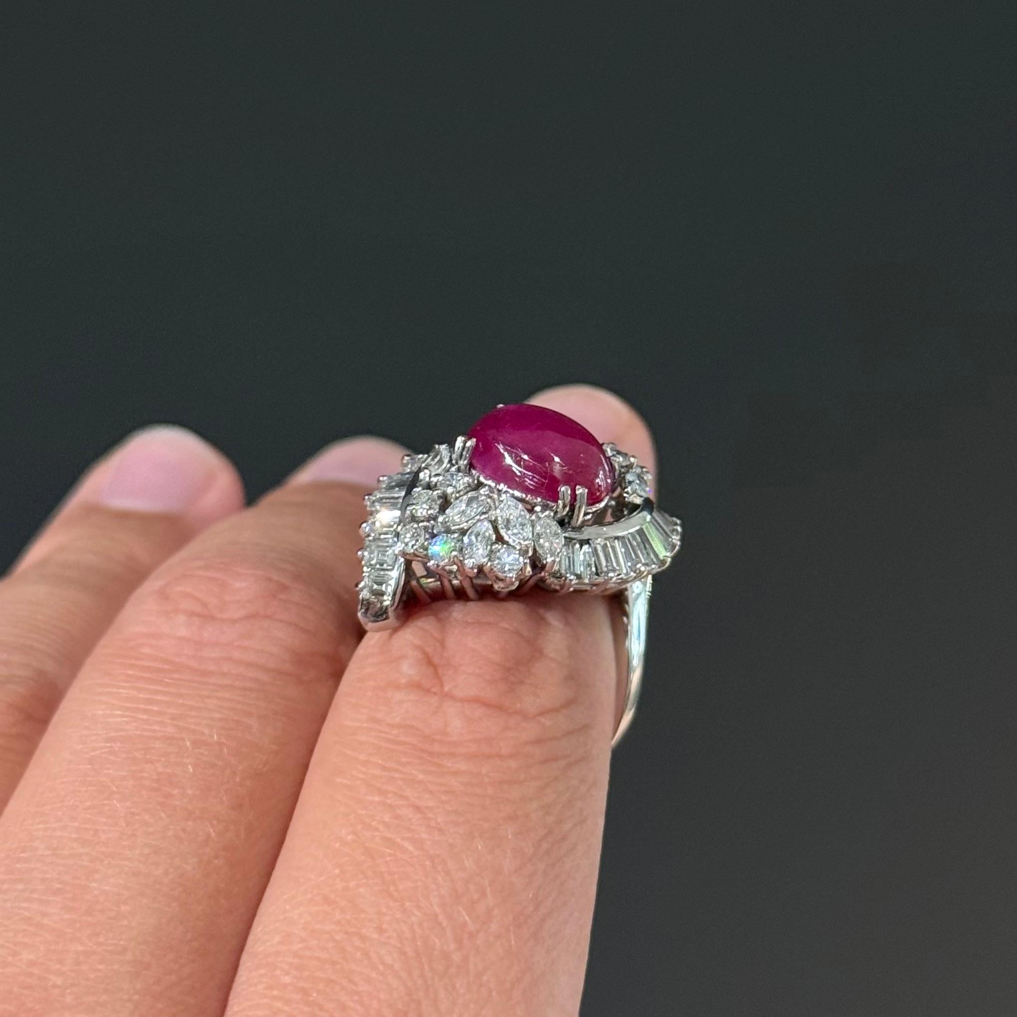 Anello da cocktail con diamante e rubino Stella di metà secolo, platino 1950s 1960s in vendita 3