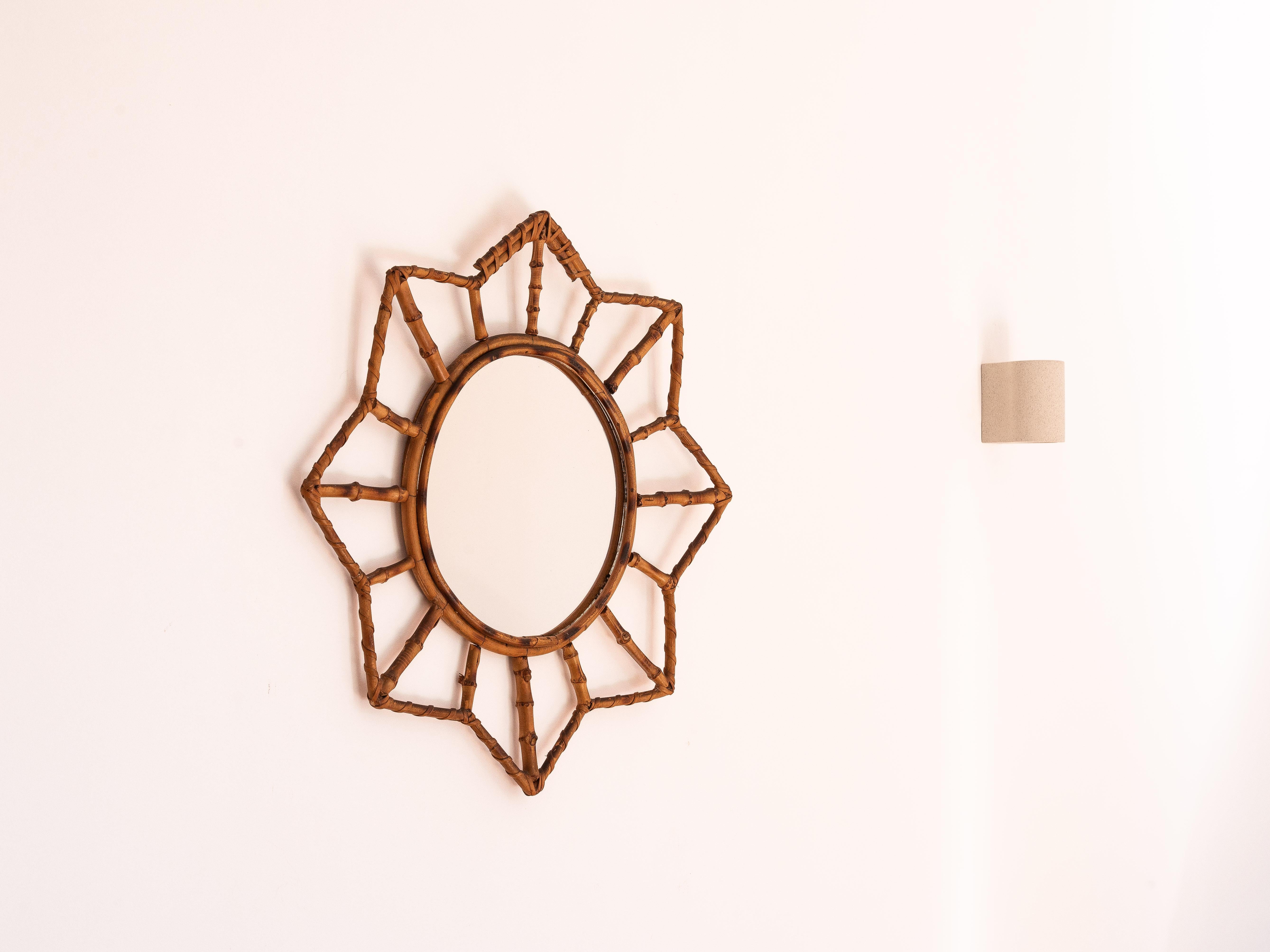 Specchio a stella di metà secolo, decorazioni da parete in bambù e rattan, Francia, anni '60 

Specchio francese a stella realizzato in bambù naturale e rattan. 

Un design fantastico con uno spirito bohémien! Ottime condizioni!

Ideale sopra una