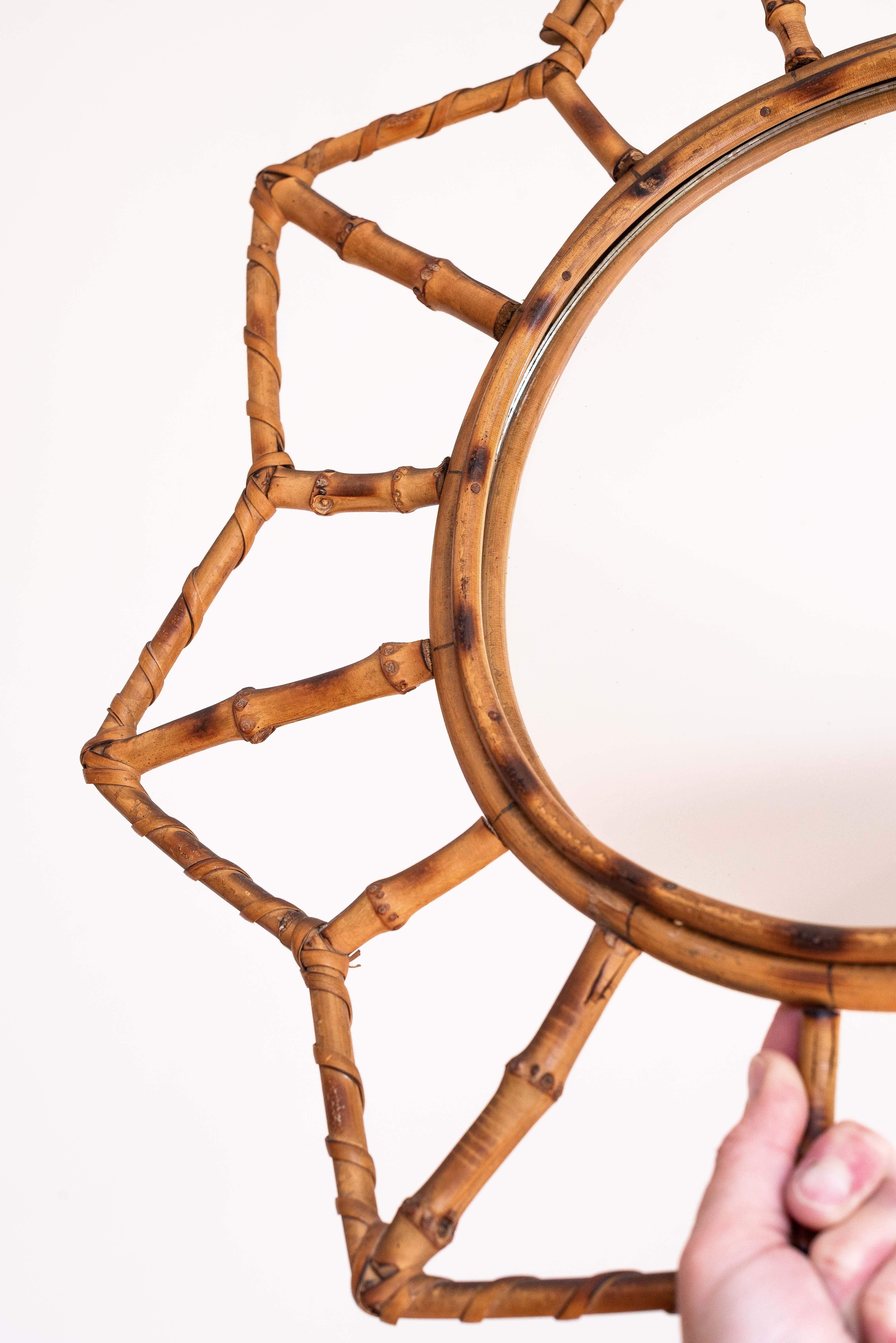 Specchio a stella di metà secolo, decorazioni da parete in bambù e rattan, Francia, anni '60 In condizioni buone in vendita a ROUEN, Normandie