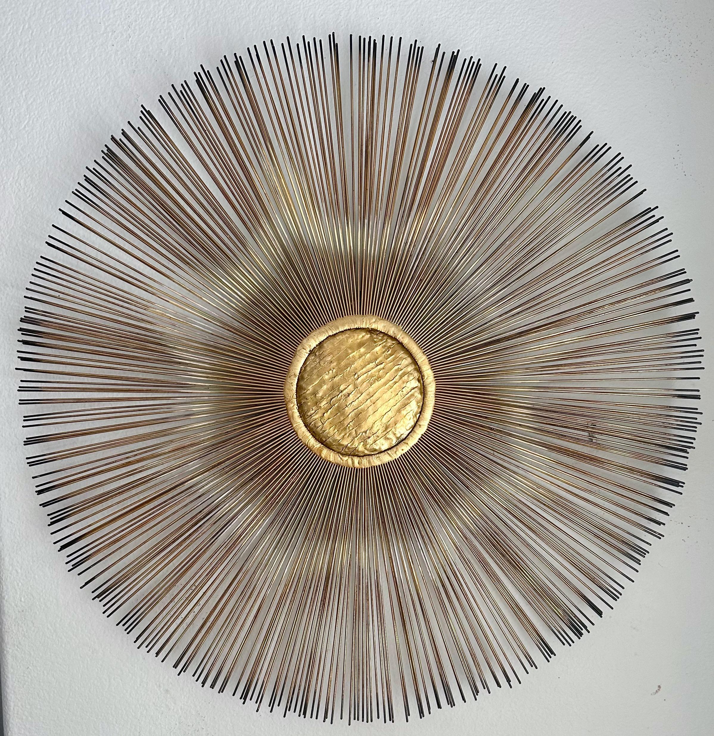Escultura vintage de metal mixto con forma de rayo de sol o de estrella, firmada por Casa Devall. Magnífico arte mural inspirado en la Mitad del Siglo a la manera de C Jere.