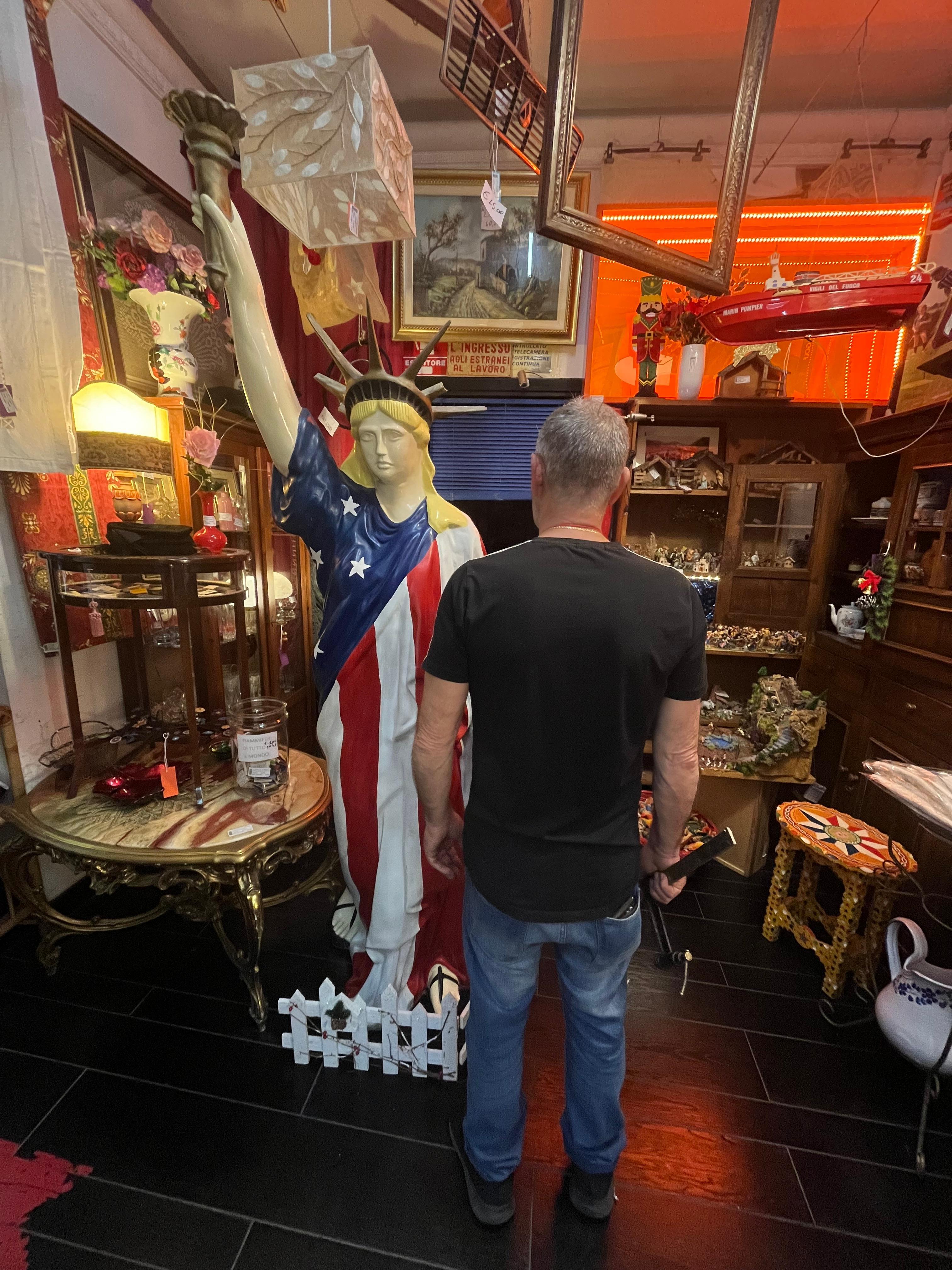 Statua della Libertà di metà secolo in resina, altezza 230 cm , anni '60 
Trovato in un ristorante abbandonato nella mia città, Palermo.
Buone condizioni, piccole parti mancanti.
Altezza 230 cm