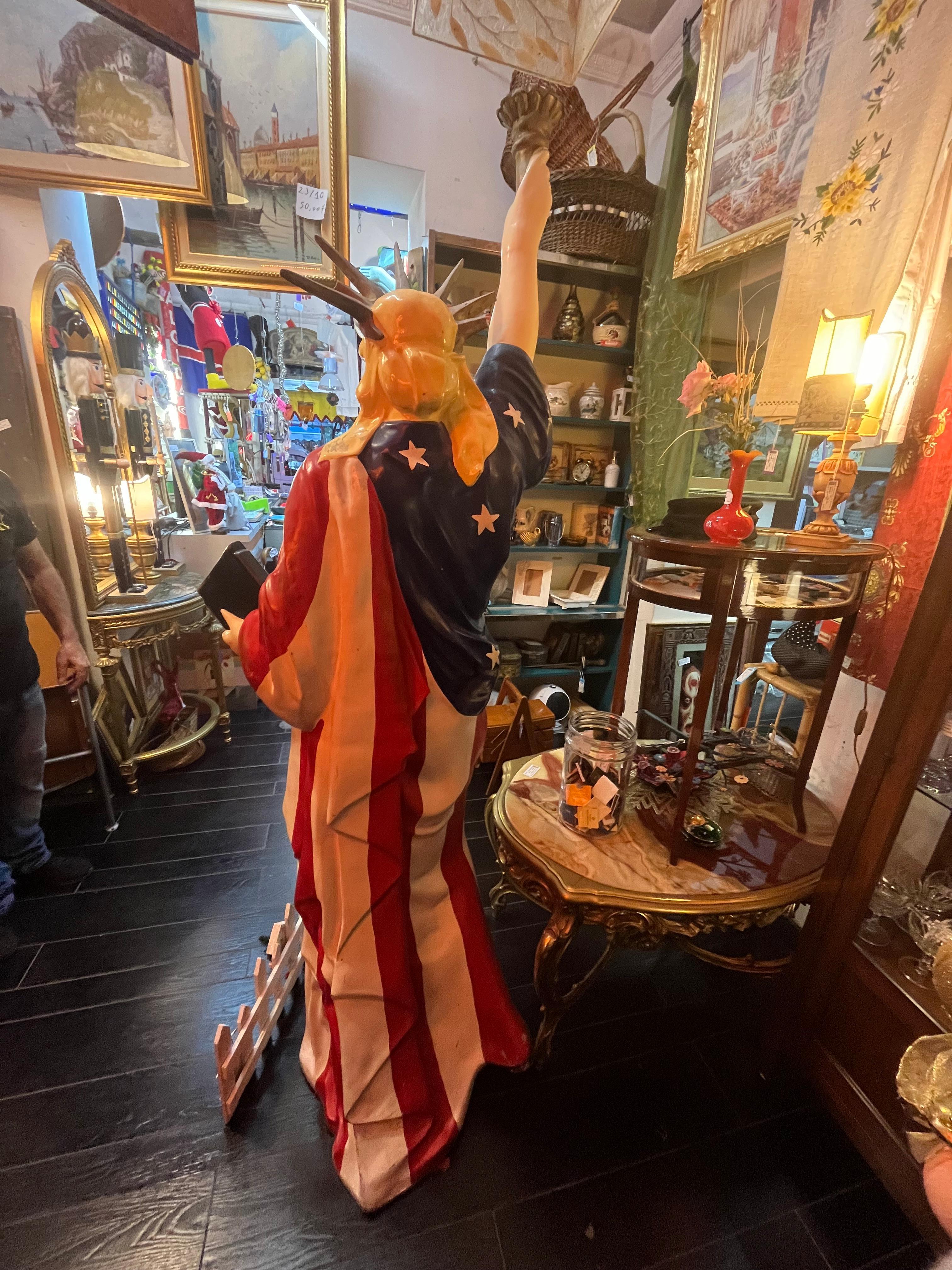 Italiano Statua della Libertà di metà secolo in resina, altezza 230 cm , anni '60 in vendita