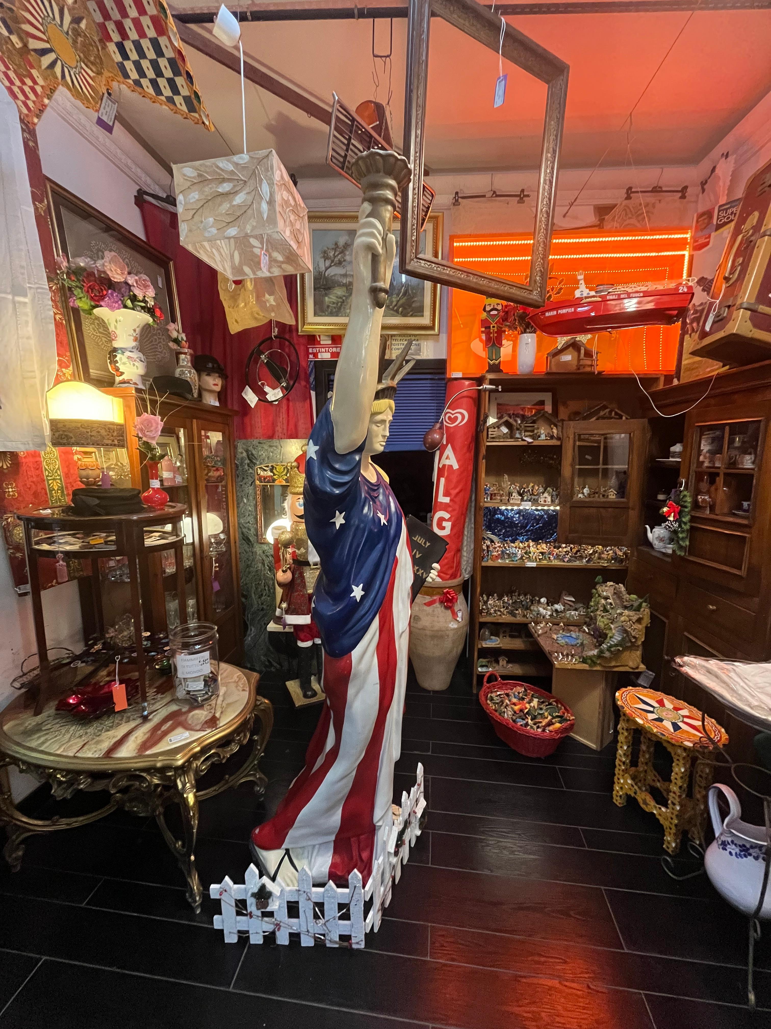 Statua della Libertà di metà secolo in resina, altezza 230 cm , anni '60 In condizioni buone in vendita a Palermo, IT