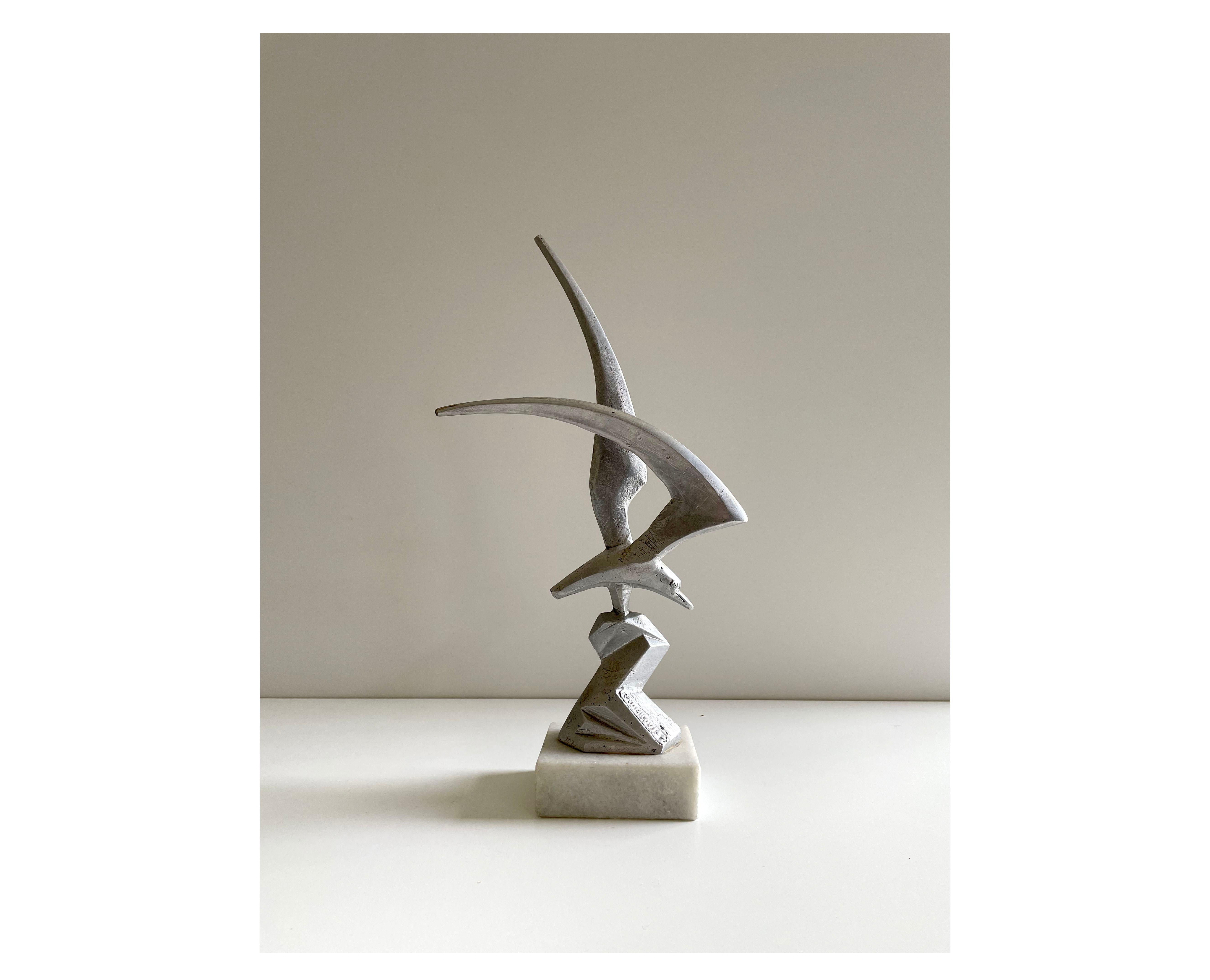 Mid-Century Modern statue of a sea-gull made of aluminum (duralumin - aluminum alloy) and mounted on the white marble base

Signed 'Radmilovic' and 'Jugoplastika'

Age: 1960s/1970s

Dimensions: c. 39 x 21 x 8 cm (H/W/D)
Weight: 1.32 kg

The