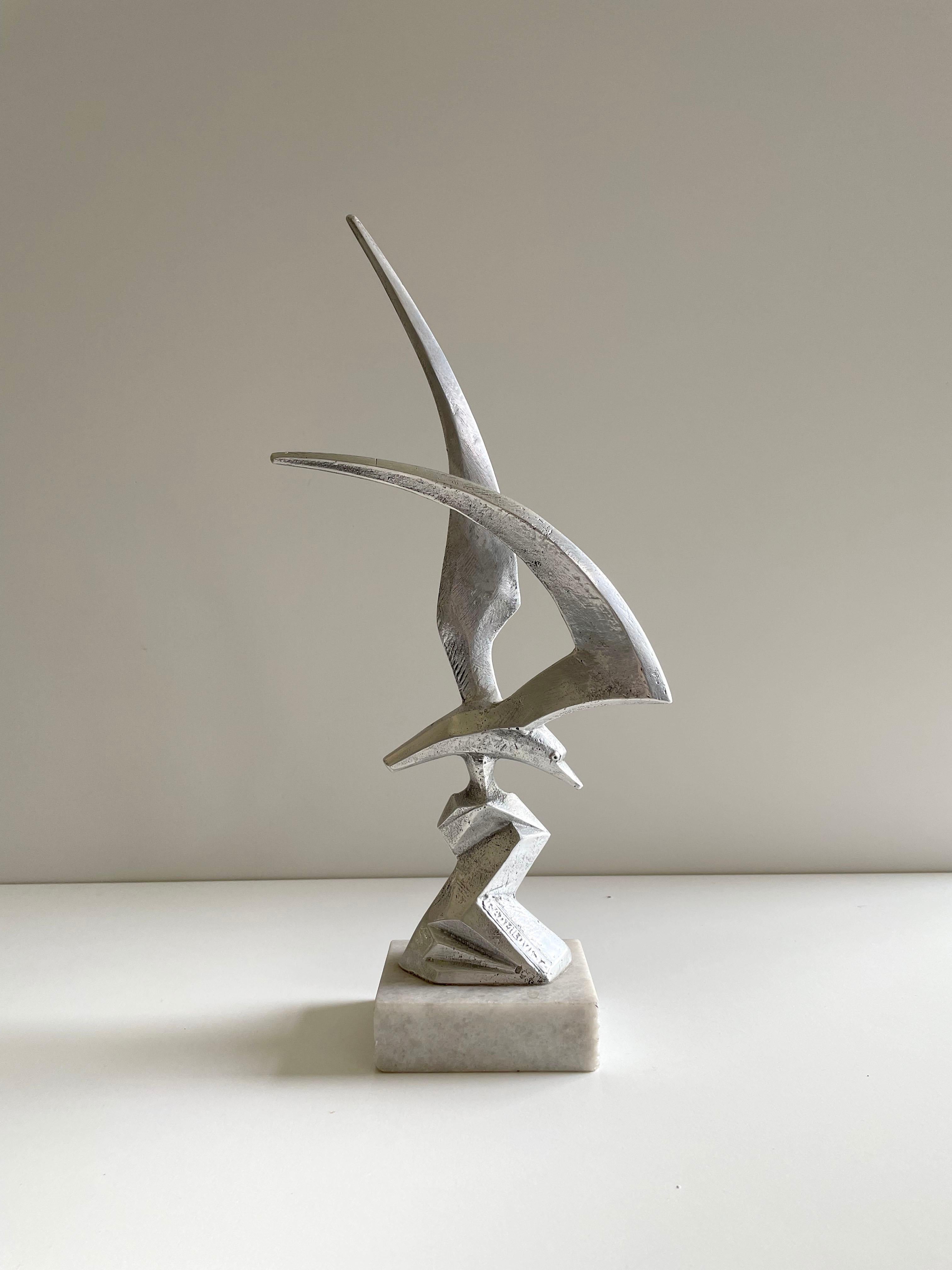 Mid-century modern statue of a sea-gull made of aluminum (duralumin - aluminum alloy) and mounted on the white marble base

Signed 'Radmilovic' and 'Jugoplastika'

Age: 1960s/1970s

Dimensions: c. 39 x 21 x 8 cm (H/W/D)
Weight: 1.32 kg

The
