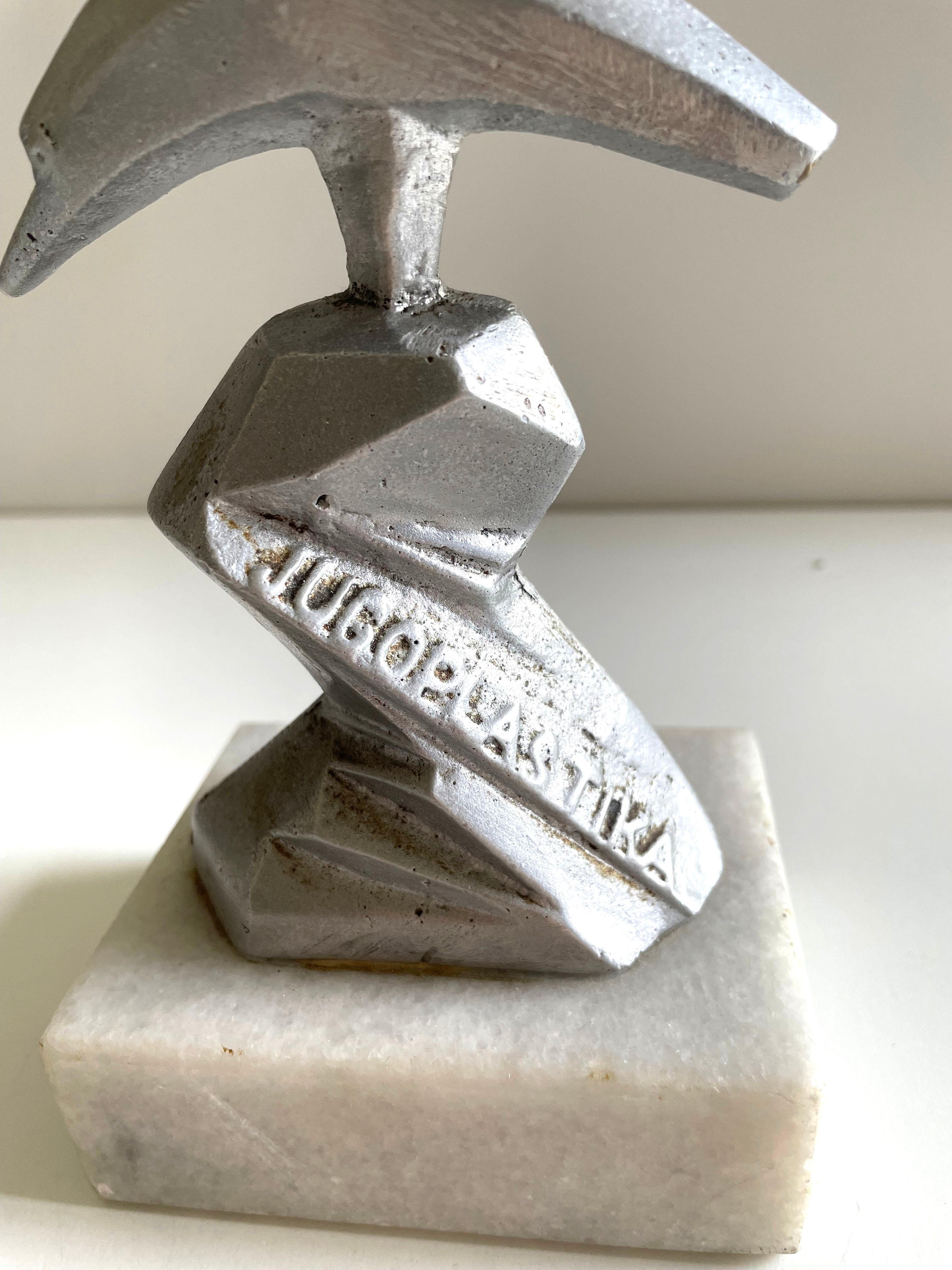 Mid-Century-Statue des Walfängers aus Aluminiumguss und Marmor, 1960er Jahre (20. Jahrhundert)