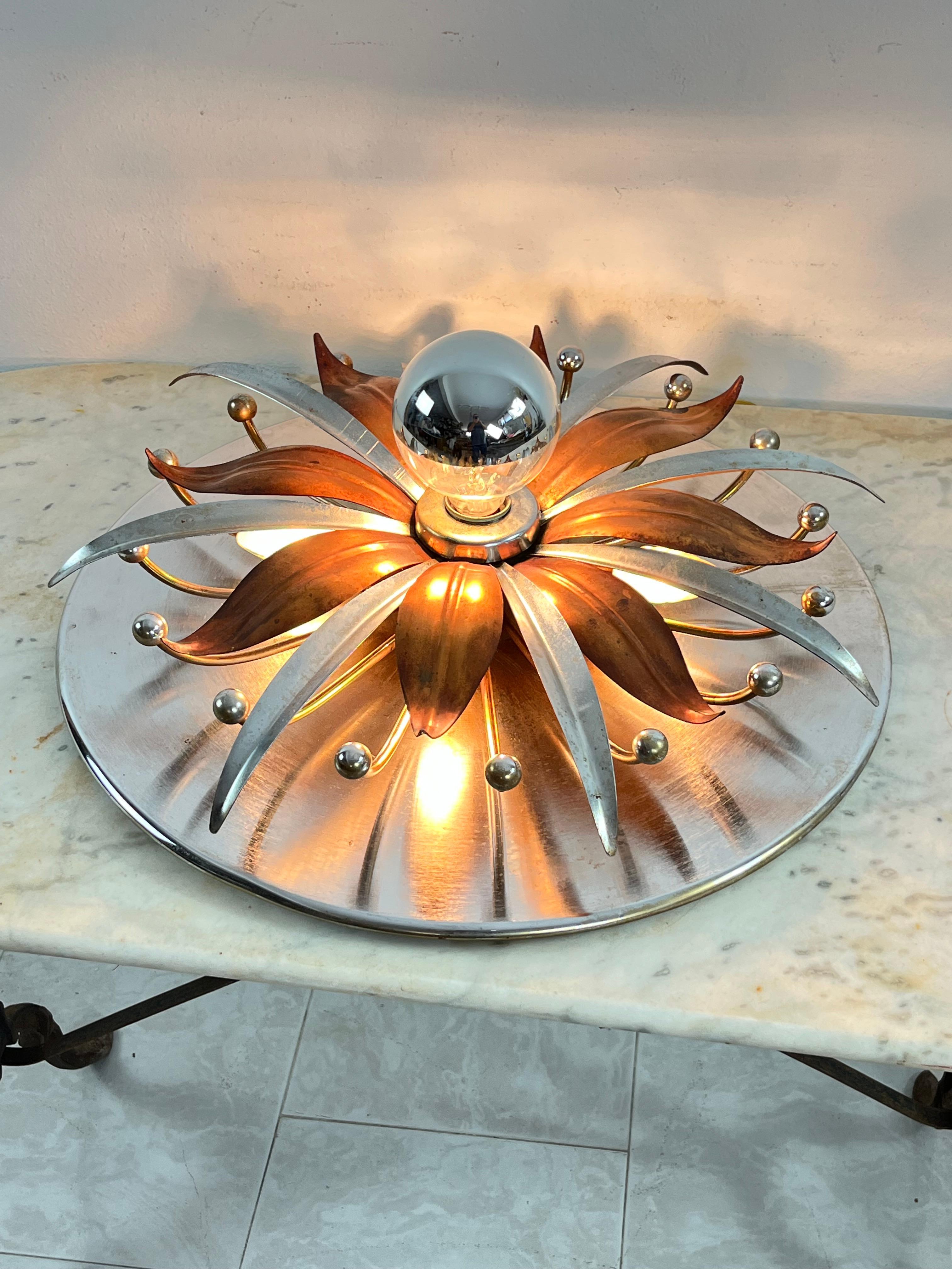 Mid-Century steel and copper 5-light ceiling light, Made in Italy 1960s
Complete and in good condition.
One E27 lamp and four E14 lamps.