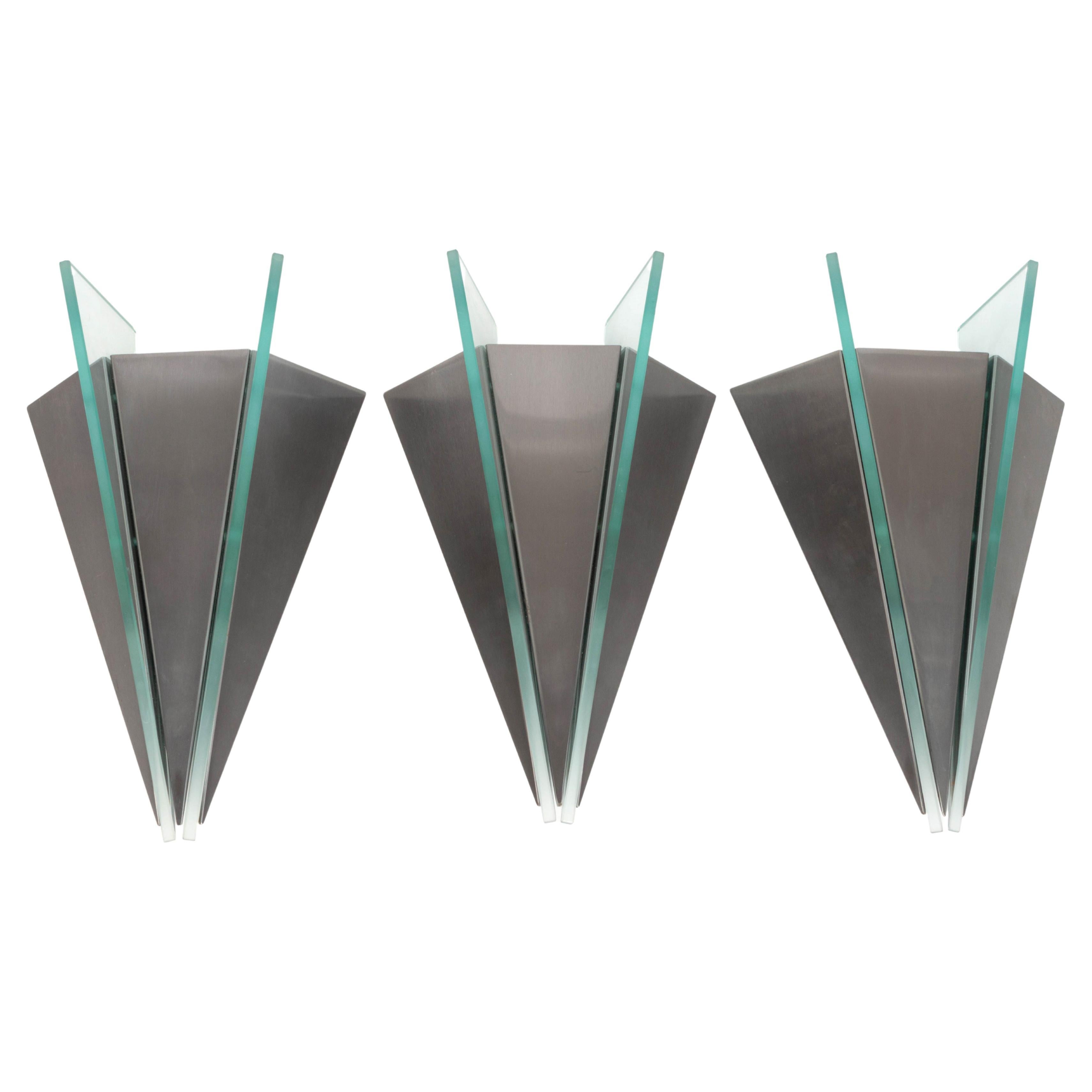 J T Kalmar, Vienna, Austria C.1970

A set of five brushed steel and glass Geometric wall sconces, with wall hanging brackets and lamp holder (5) 

All in very good condition commensurate with age. Two sconces have a very small flea bite to one