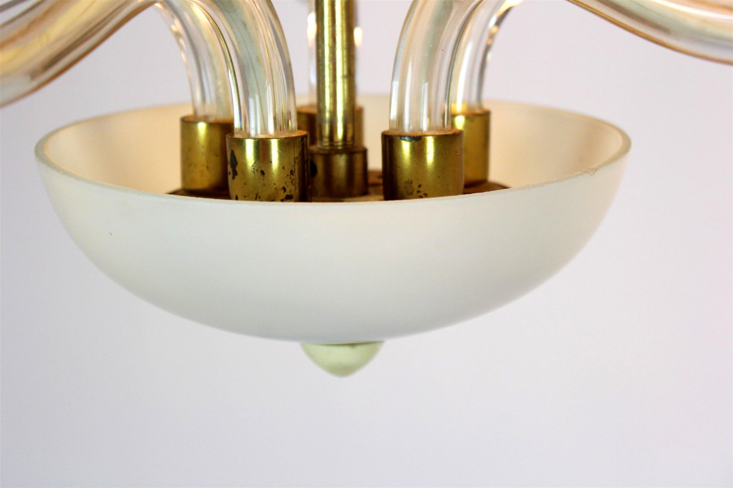 
Ce plafonnier moderne du milieu du siècle a été produit dans les années 1960 en Tchécoslovaquie. Elle est faite d'acier et de verre, les bras de la lampe sont constitués de tubes de verre courbés.