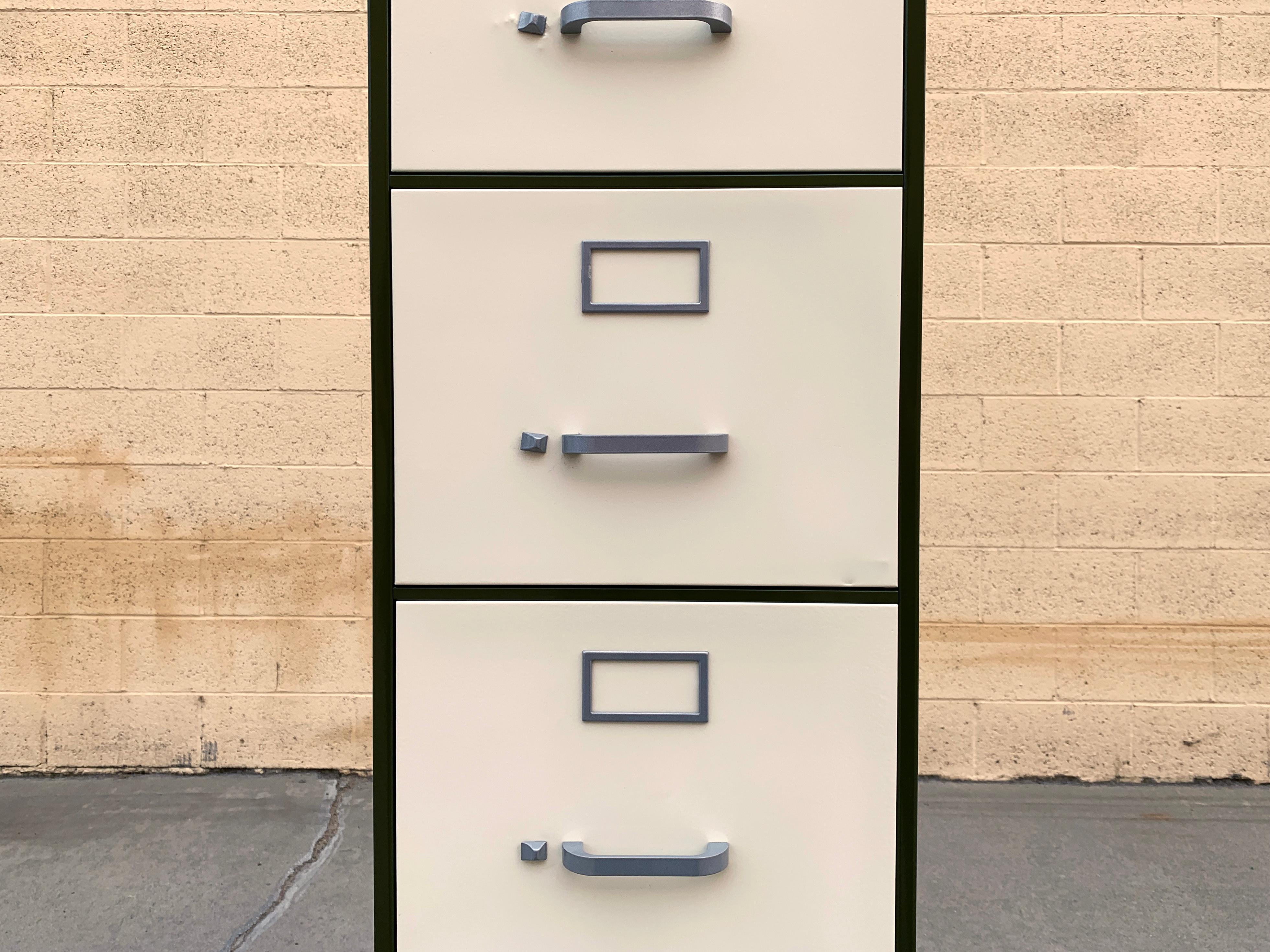 1970s tanker style steel file cabinet by Steelcase. Refinished in two-tone Army Green frame (RAL6003) and Pearl drawers with Metallic Silver hardware. Vertical 5-drawer configuration. In great vintage condition, 8/10.

Dimensions: 15