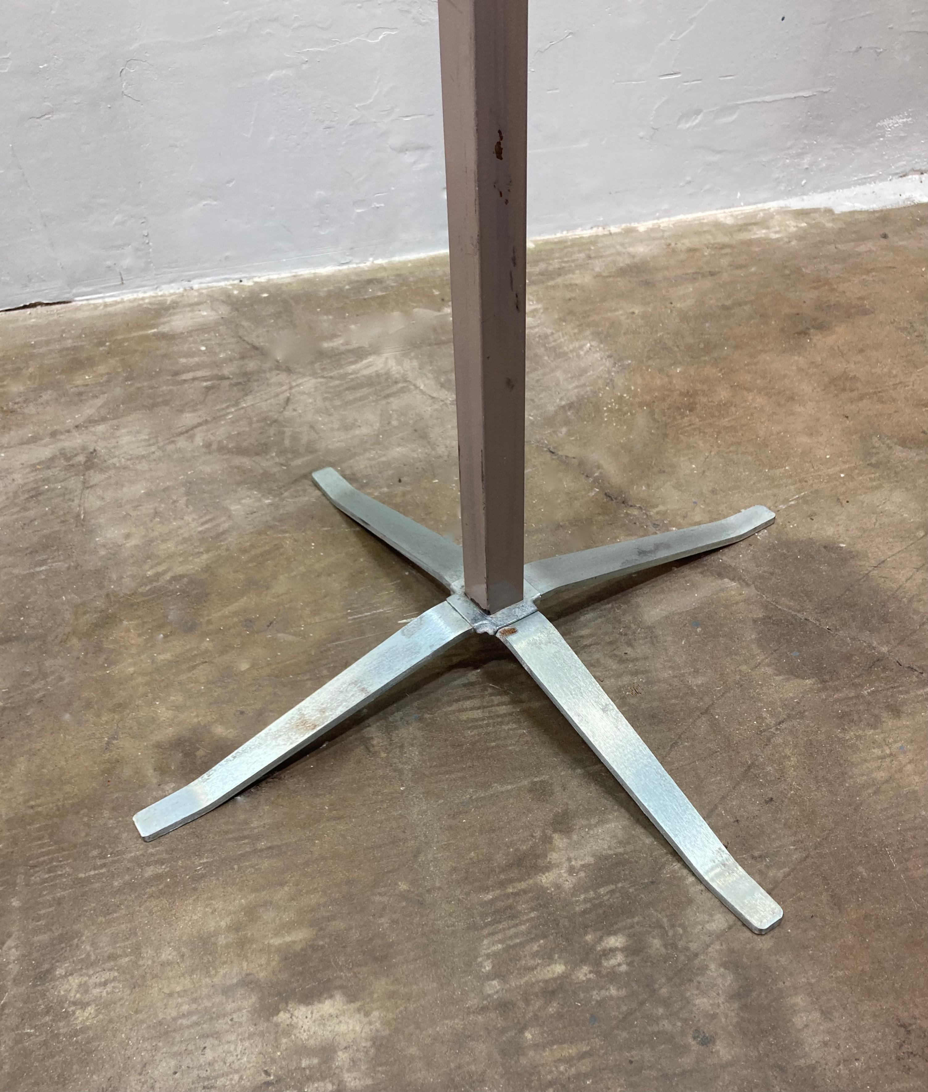 Mid-Century SteelCase Hat/Coat Stand Estadounidense en venta