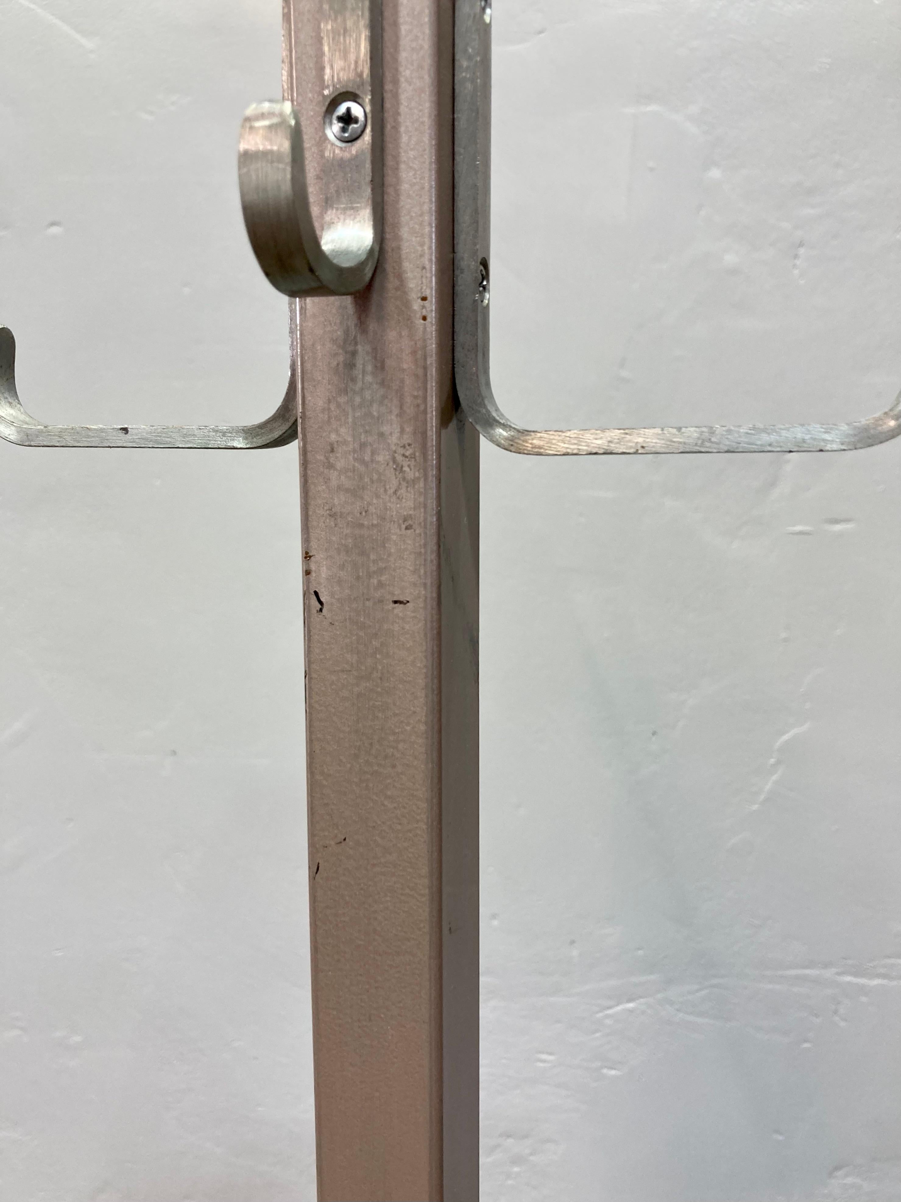 Mid-Century SteelCase Hat/Coat Stand en Bueno estado para la venta en Alhambra, CA