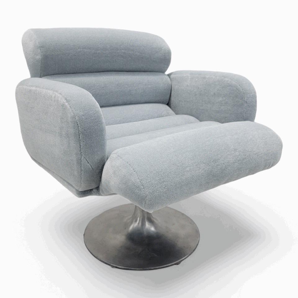 Mid-Century Modern Swivel Tulip Base Stendig Lounge & Atomic Styled Ottoman Newly Upholstered in Plush French-Blu Italian Mohair

We reupholstered this tulip lounge chair in softest blue Italian mohair. This chair’s shiny aluminum base bestows it a