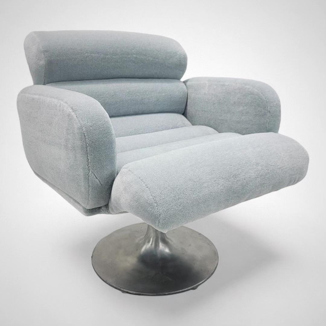 American Mid Century Stendig Style Swivel Lounge & Atomic Style Ottoman Newly Upholstered For Sale