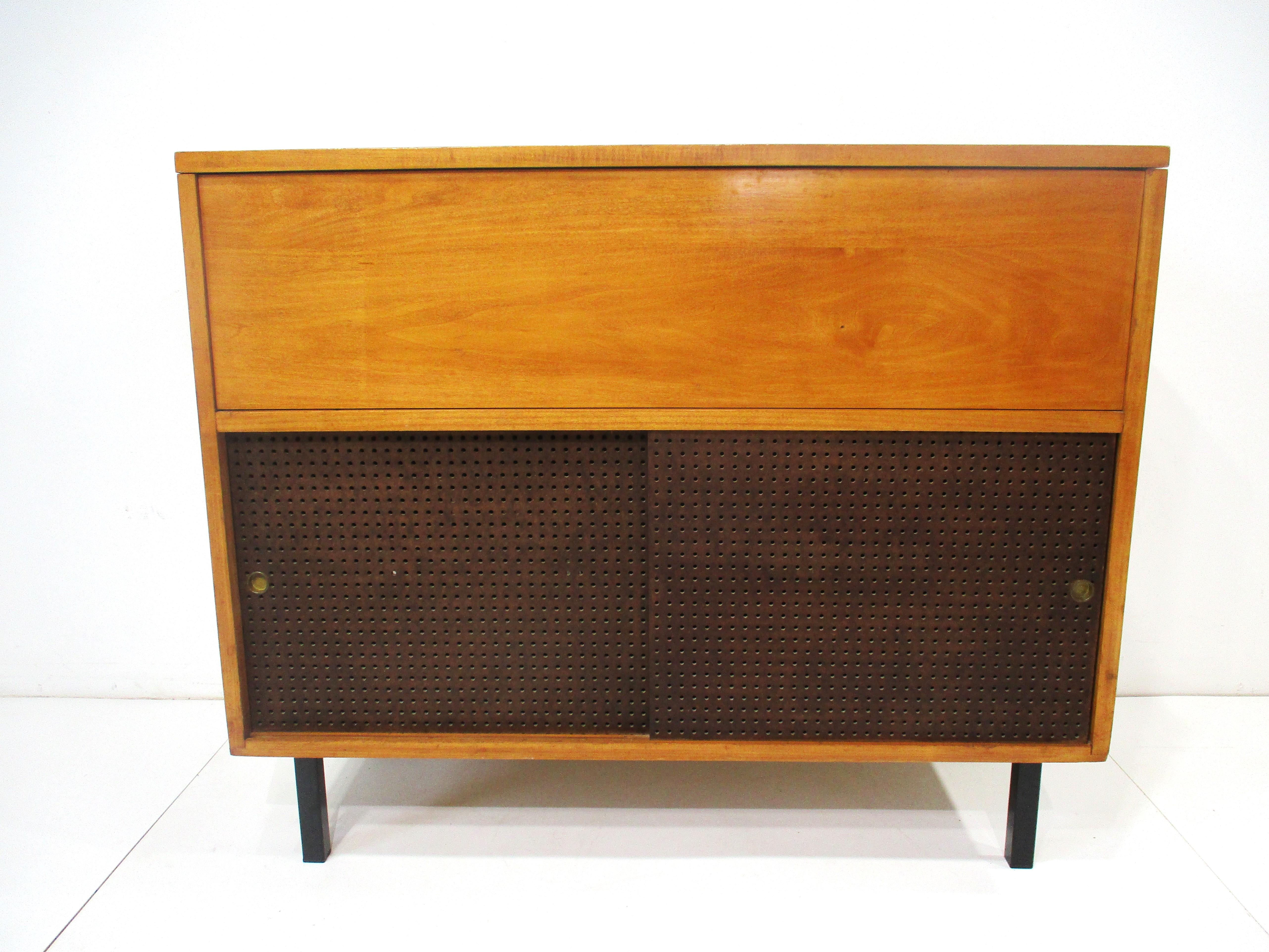 Maple Mid Century Stereo / Record Cabinet in the Style of Paul McCobb For Sale