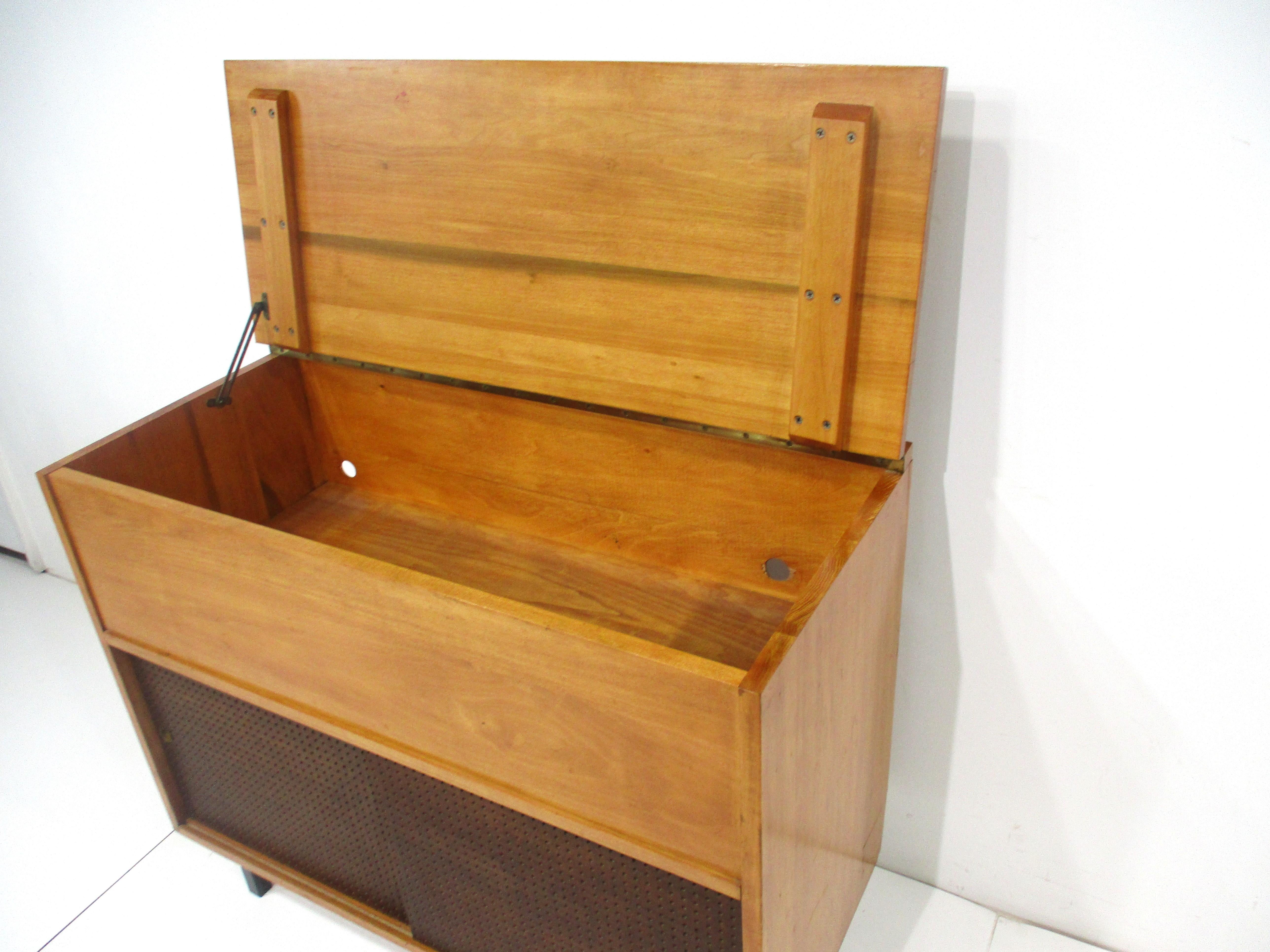 stereo turntable cabinet