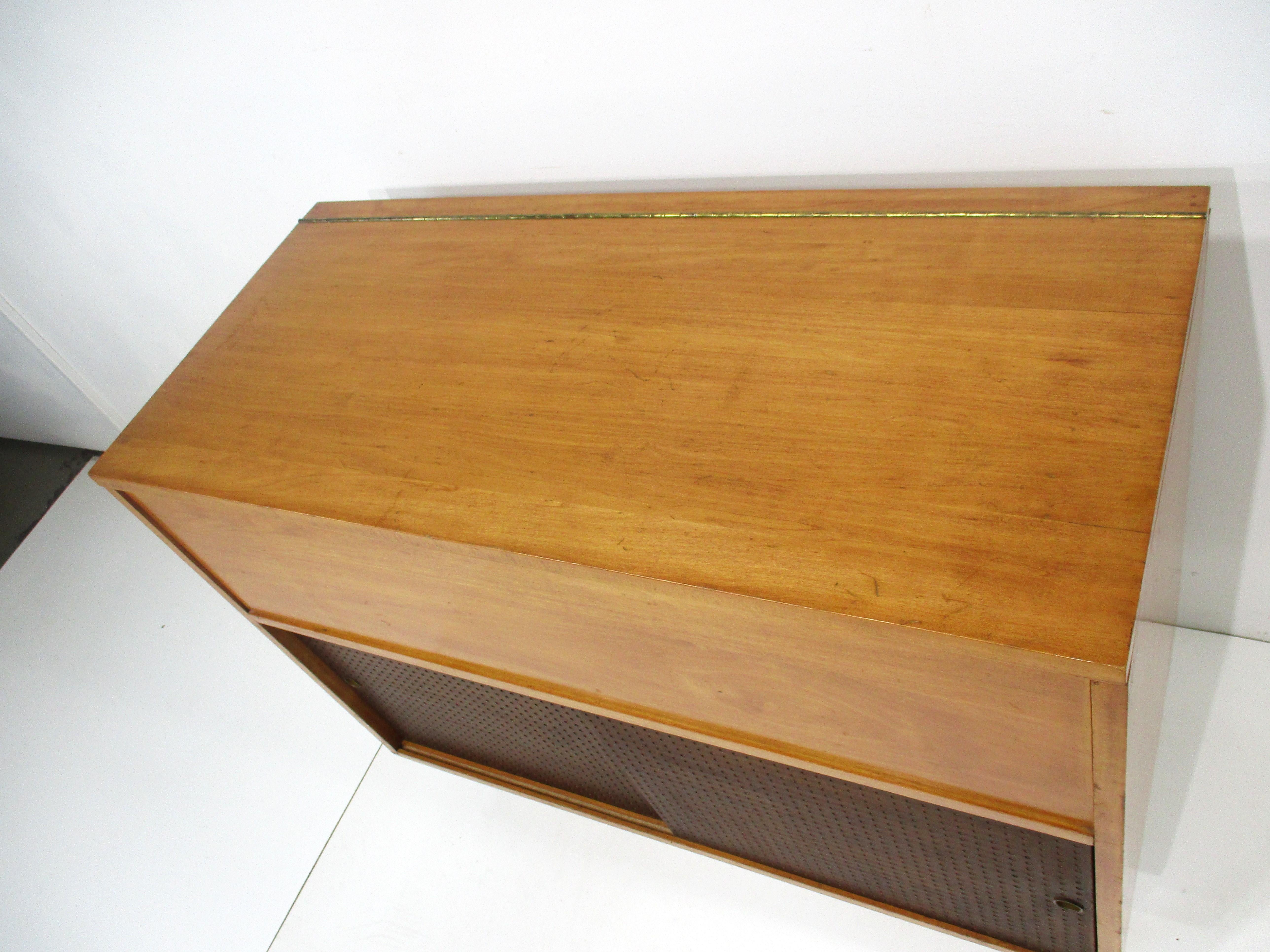 Mid-Century Modern Mid Century Stereo / Record Cabinet in the Style of Paul McCobb For Sale