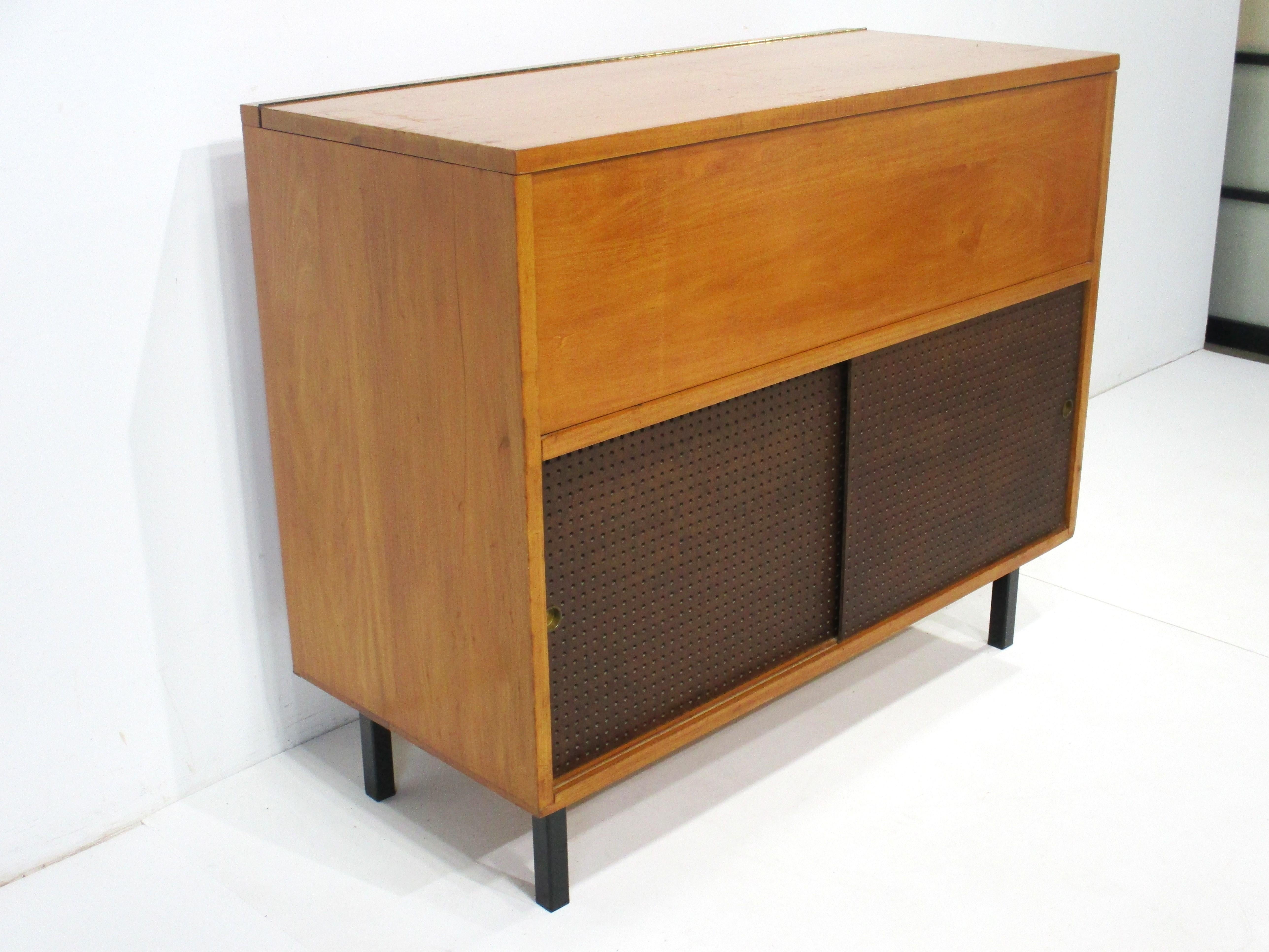 American Mid Century Stereo / Record Cabinet in the Style of Paul McCobb For Sale