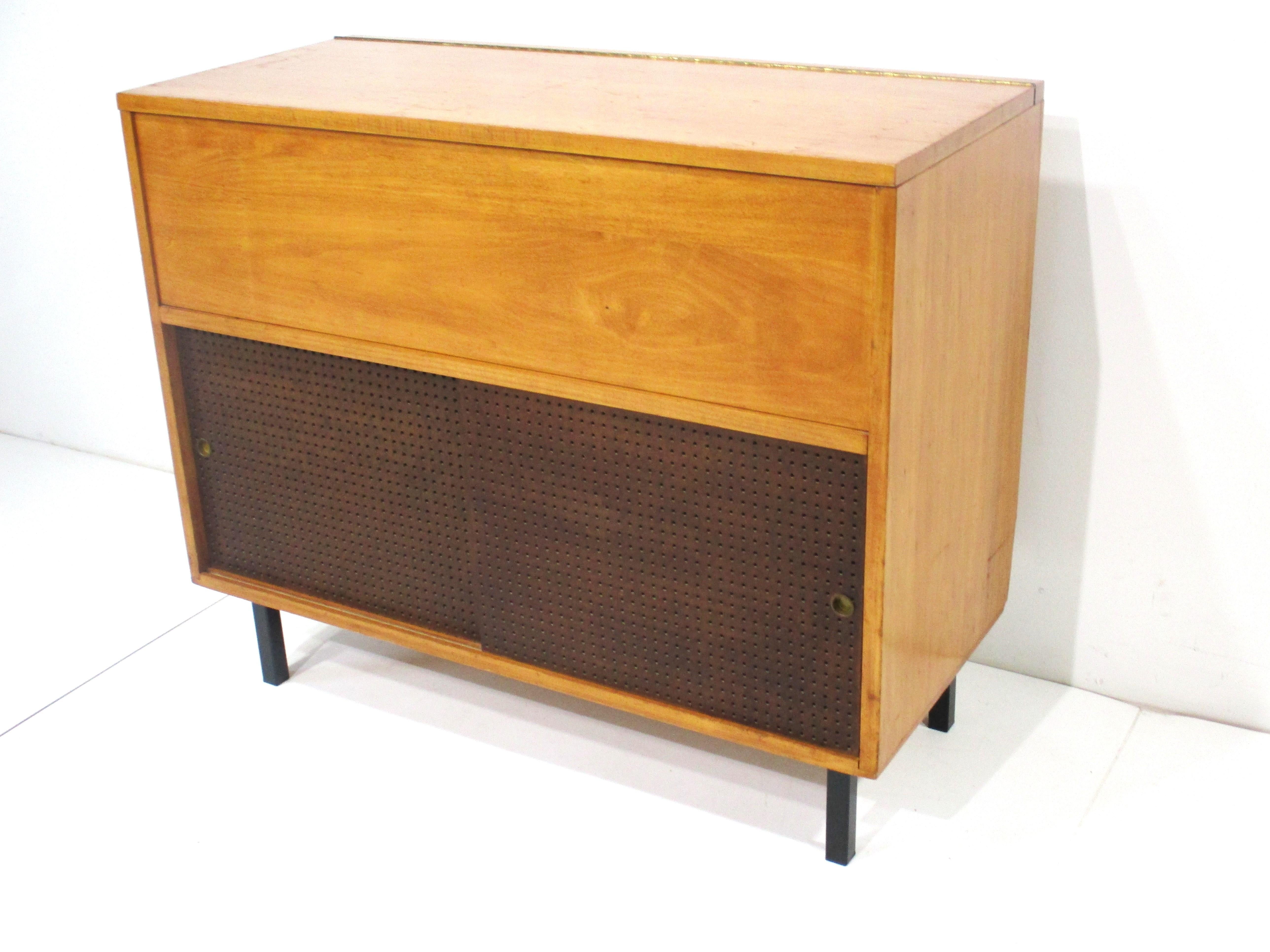 Mid Century Stereo / Record Cabinet in the Style of Paul McCobb In Good Condition For Sale In Cincinnati, OH