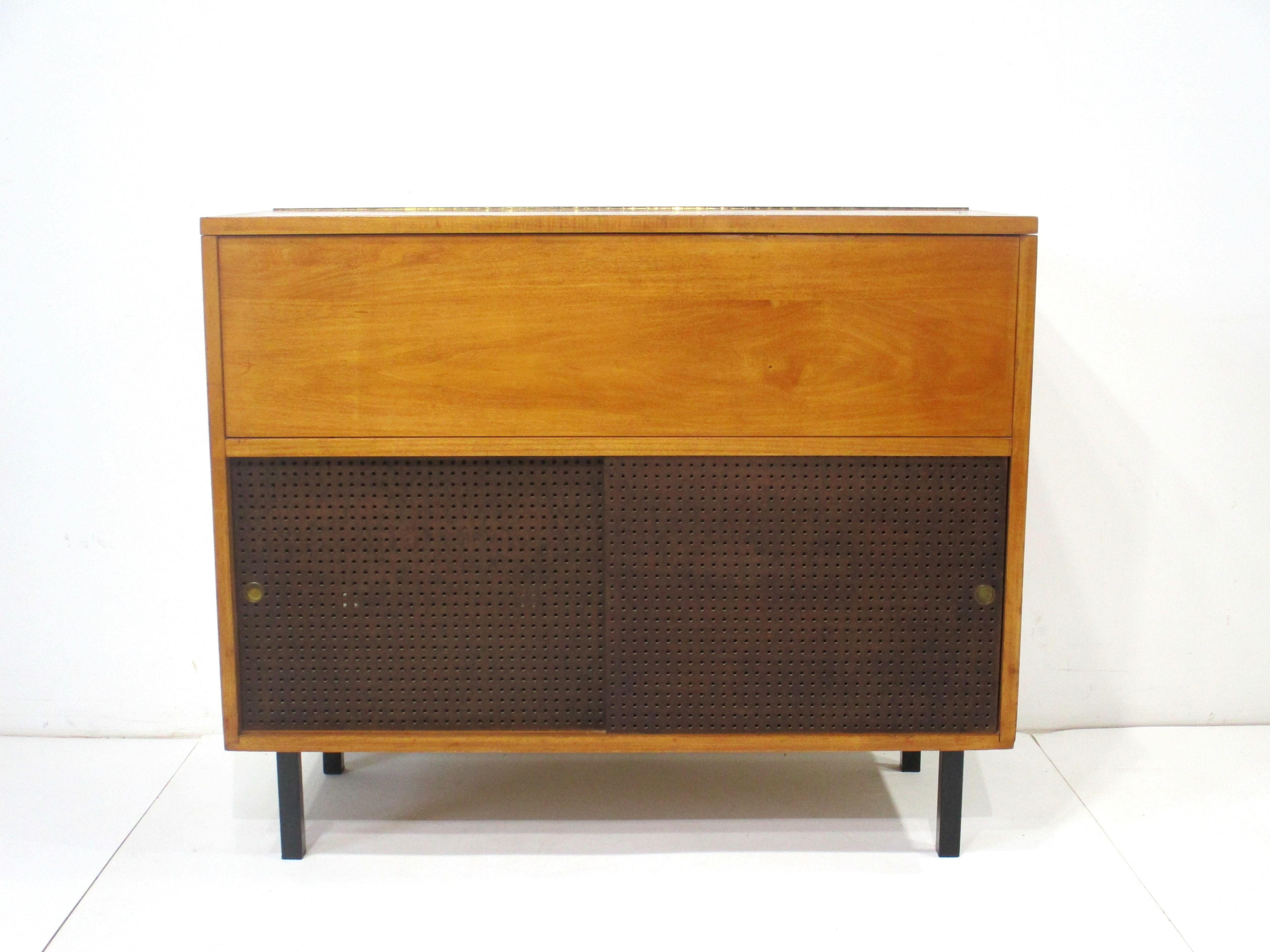 20th Century Mid Century Stereo / Record Cabinet in the Style of Paul McCobb For Sale