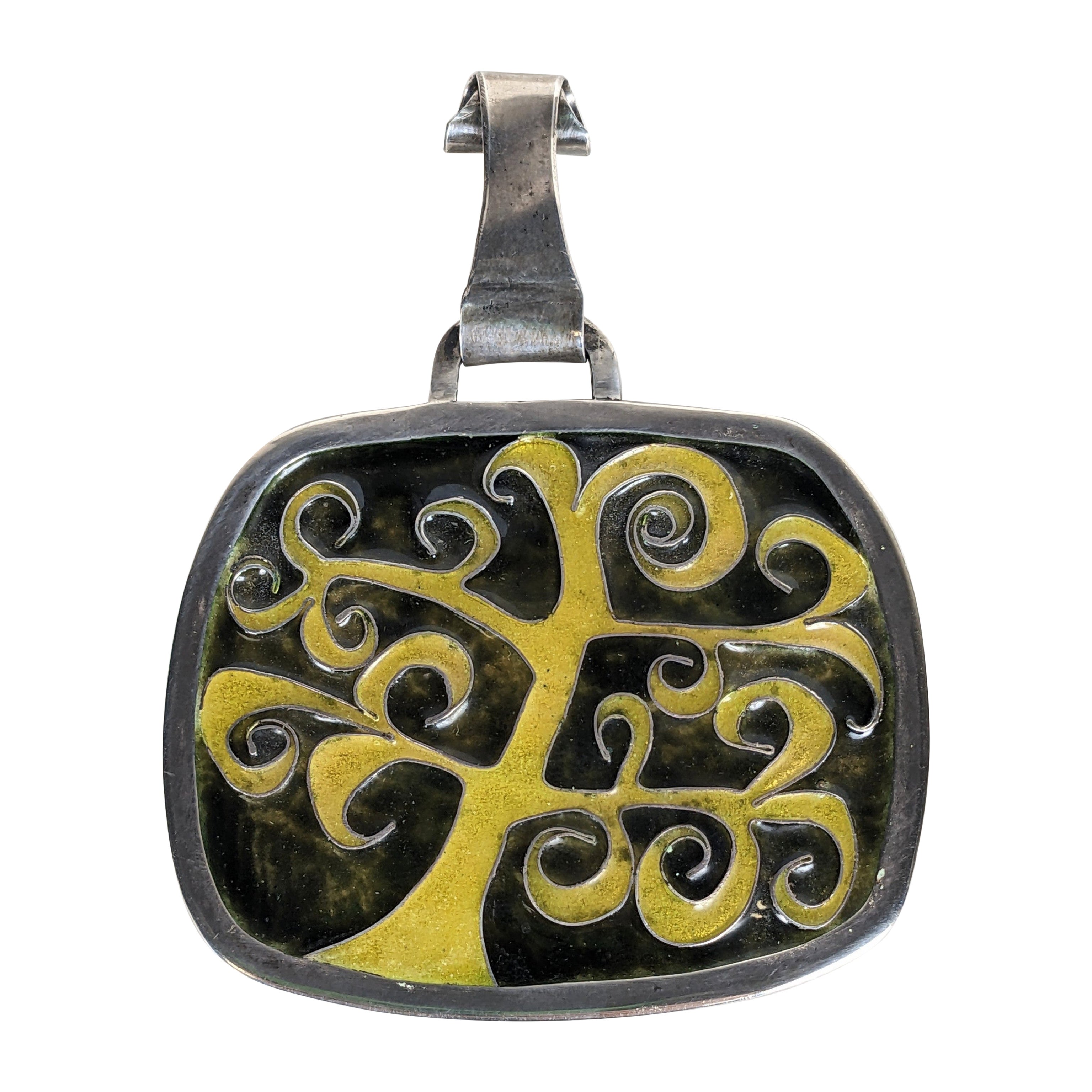 Ciondolo in sterlina con smalto figurato della metà del secolo scorso