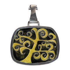 Ciondolo in sterlina con smalto figurato della metà del secolo scorso