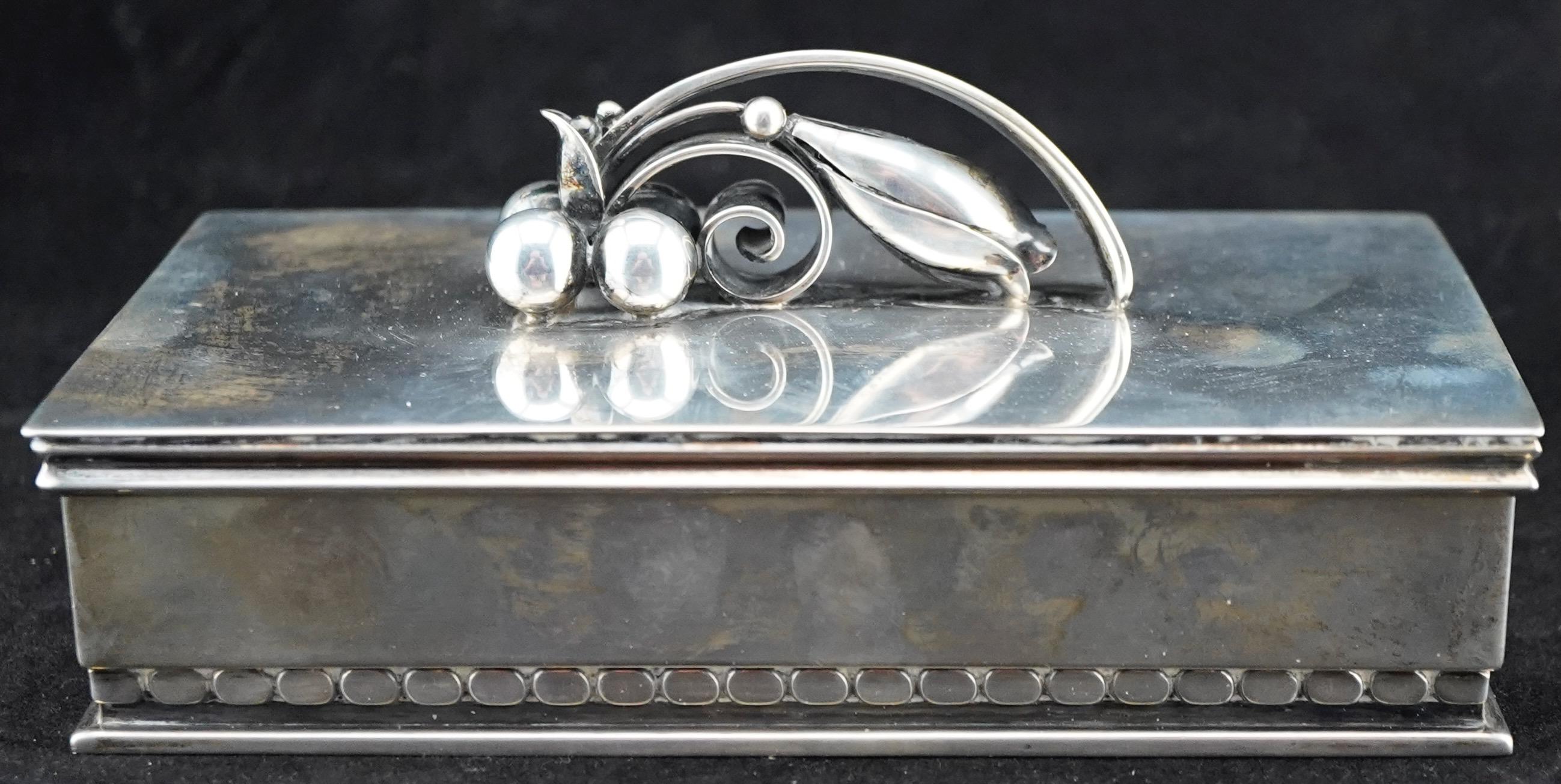Boîte à cigares en argent sterling par Alphonse La Paglia pour International Silver Co, 1952. Poignée florale stylisée. Doublure en bois. Poinçonné sur le fond Jauge lourde pèse 20 t. oz. Forme rare.