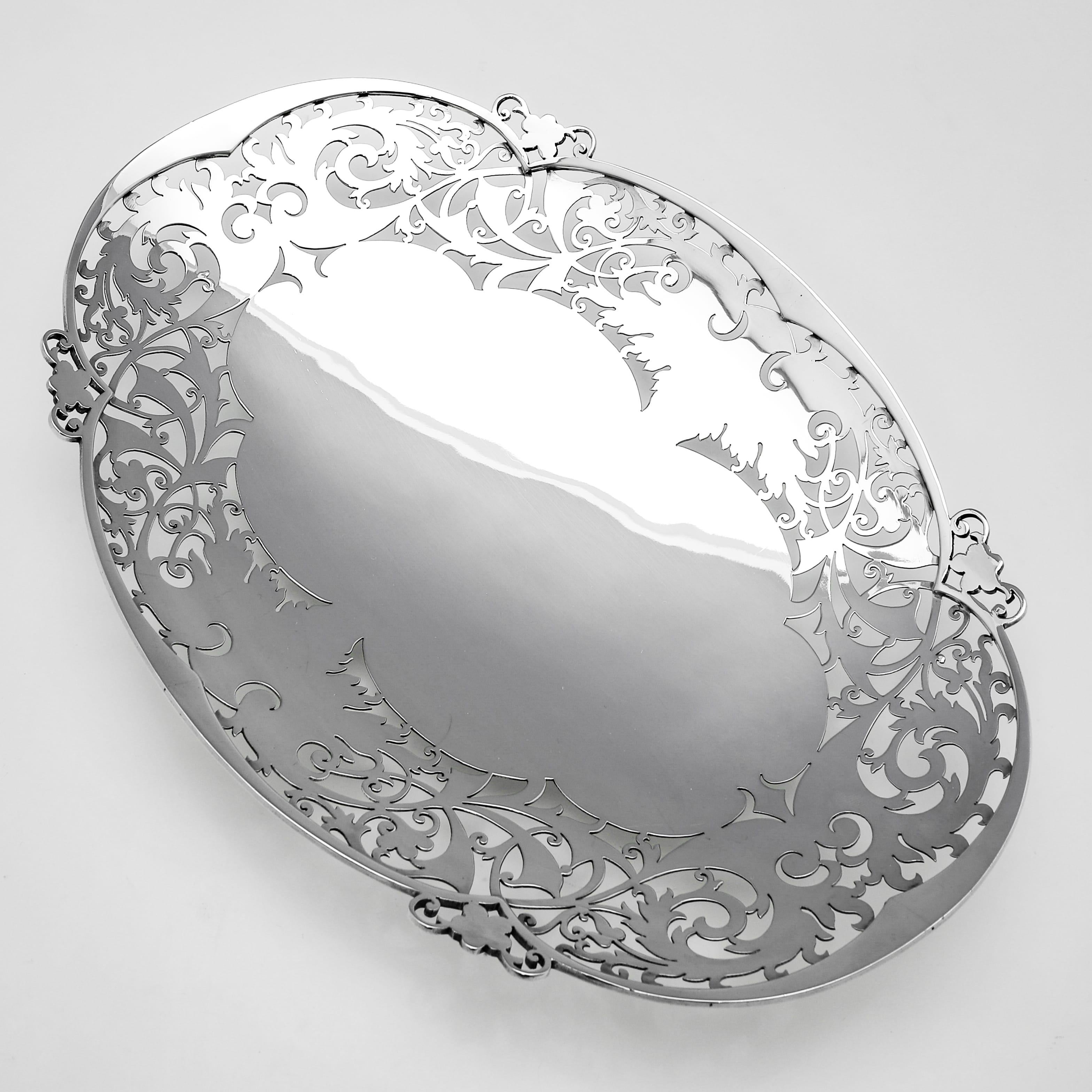 English Mid century sterling silver dish made by Walker & Hall in 1956 For Sale