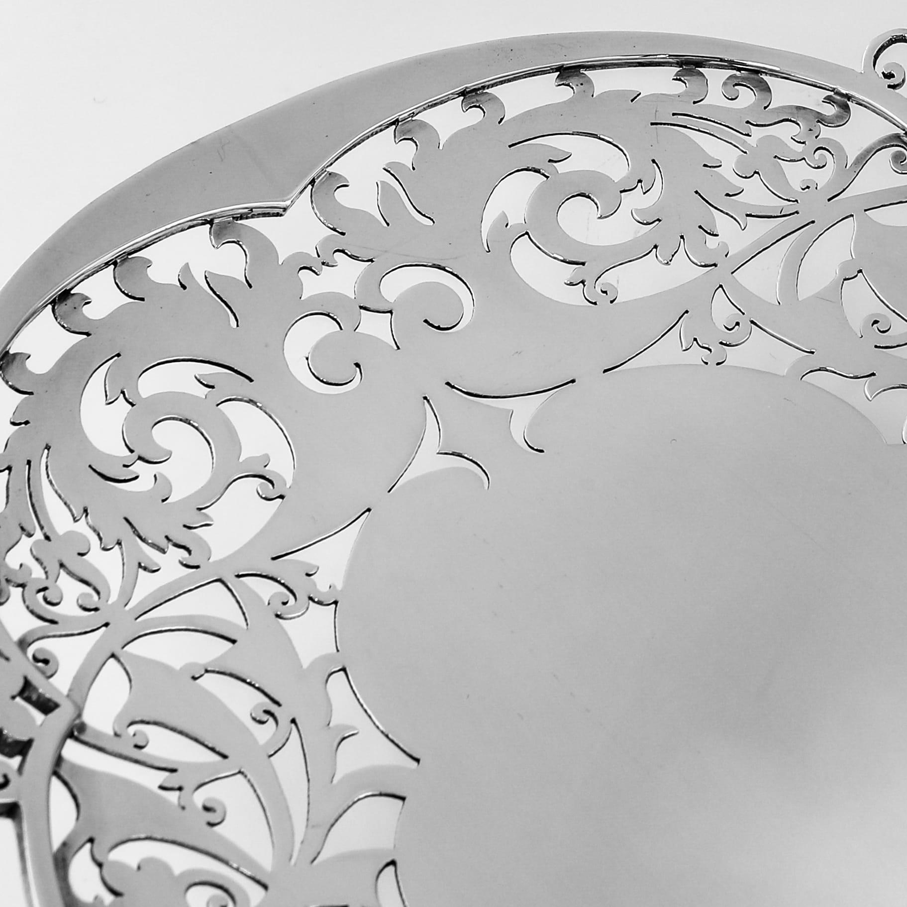 Mid century sterling silver dish made by Walker & Hall in 1956 In Good Condition For Sale In London, London