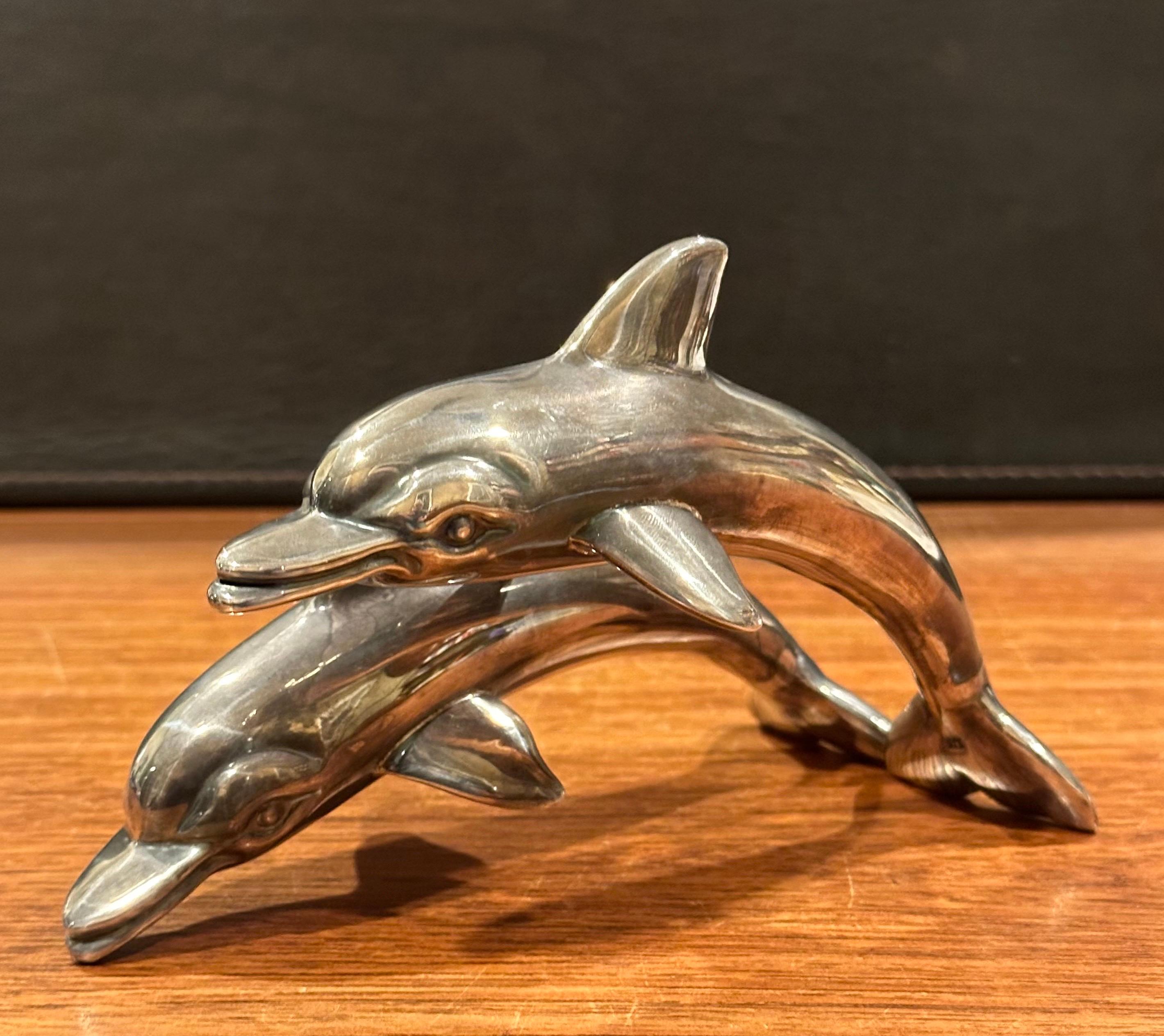 Argent sterling Sculpture en argent sterling du milieu du siècle en forme de nacelle de dauphin en vente