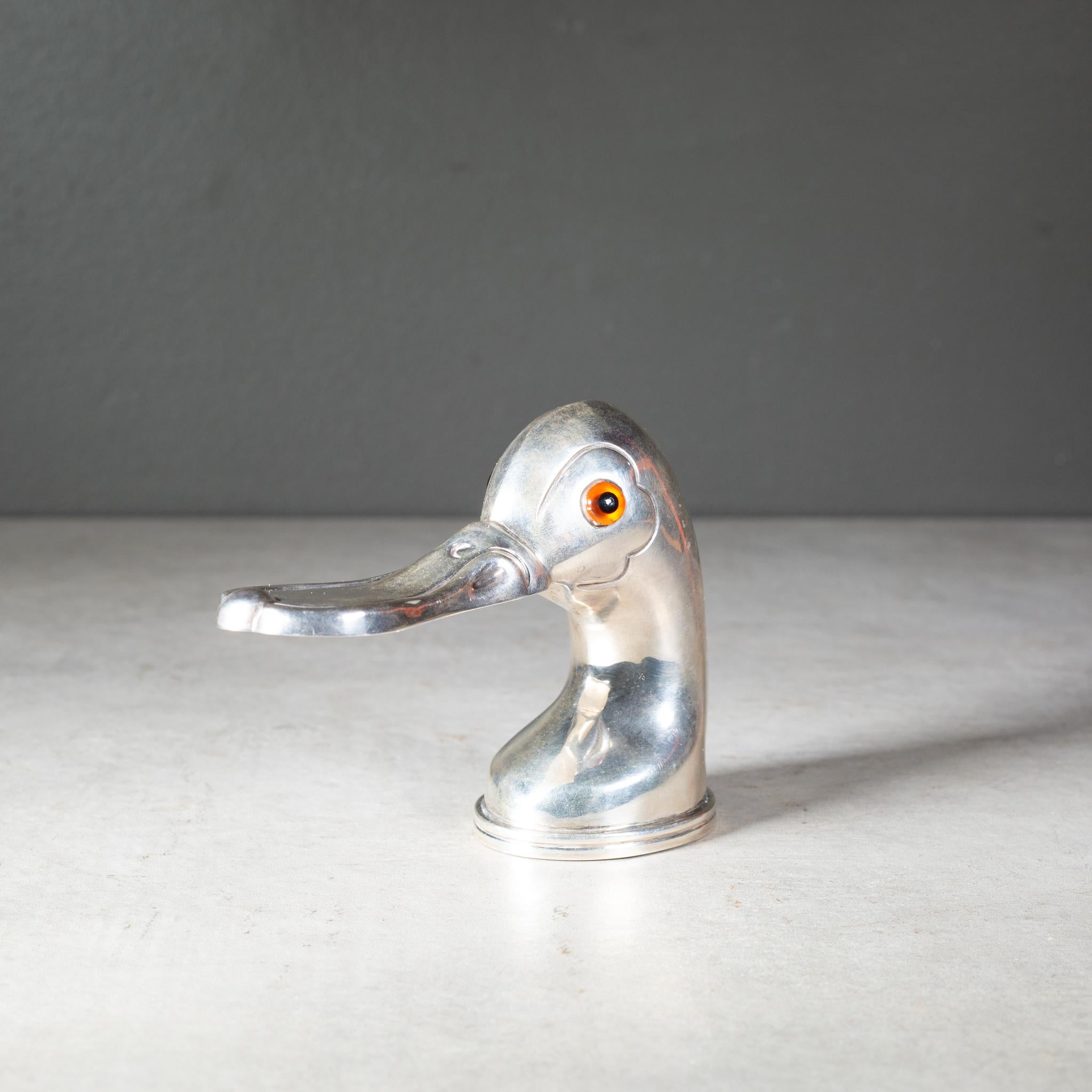 À PROPOS DE

Un décapsuleur original du milieu du siècle par Juvento Lopez Reyes. Fabriqué en argent sterling mexicain de haute qualité. Représentation d'un canard colvert avec des yeux en verre orange. Marqué Sterling 925, Hecho en Mexico et marque