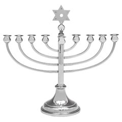 Hanukkiah ou Menorah en argent sterling du milieu du siècle dernier, fabriqué en 1954 par Viners Ltd.
