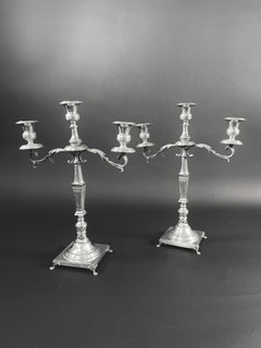 Coppia di candelabri italiani in argento sterling della metà del secolo, con marchio