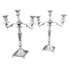 Coppia di candelabri italiani in argento sterling della metà del secolo, con marchio