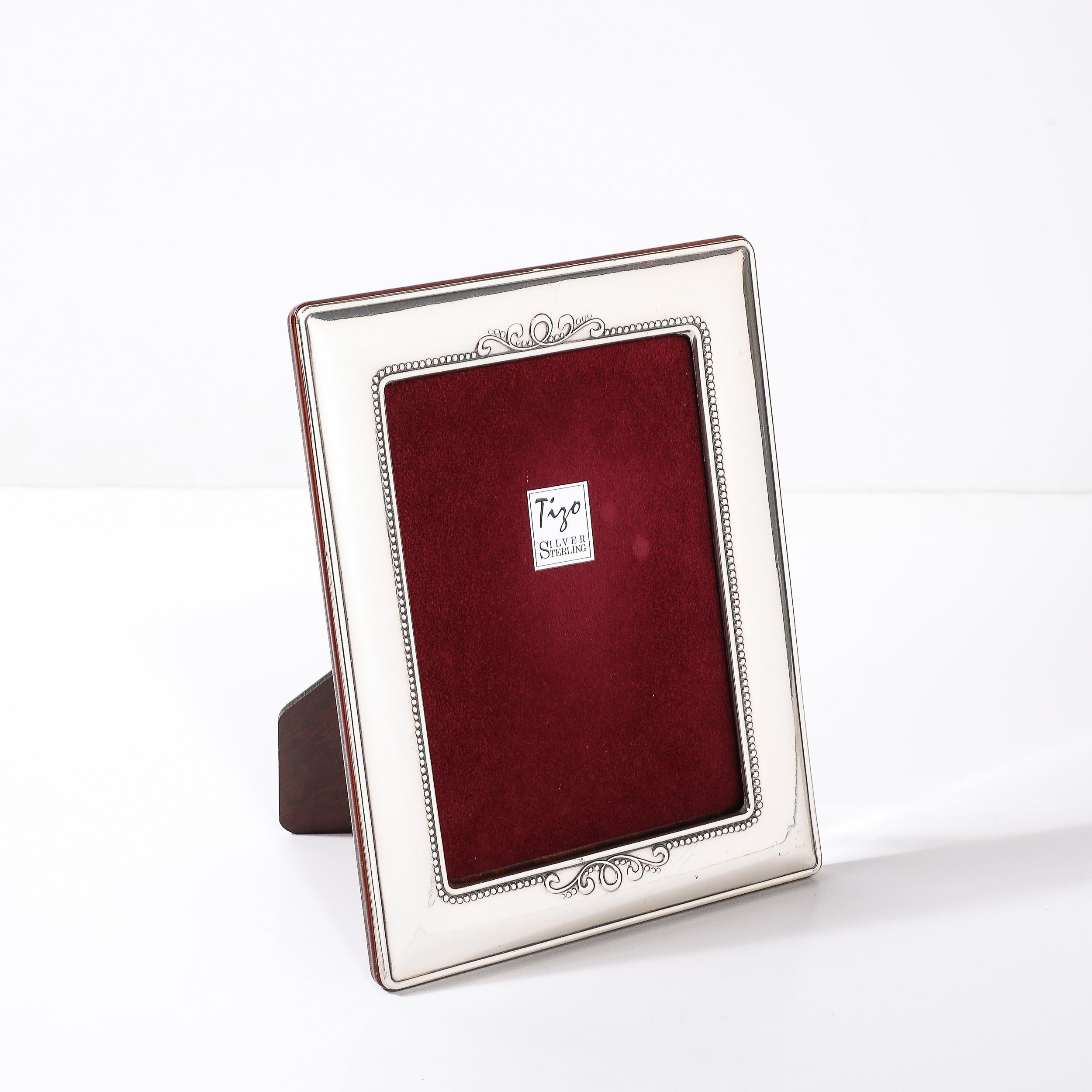Dieser atemberaubende Mid-Century Modernist Sterling Silver Picture Frame W/Beaded & Curvalinear Detailing stammt aus den Vereinigten Staaten während des 20. Jahrhunderts Die glänzende Sterling Silber Oberfläche des Rahmens ist wunderschön mit