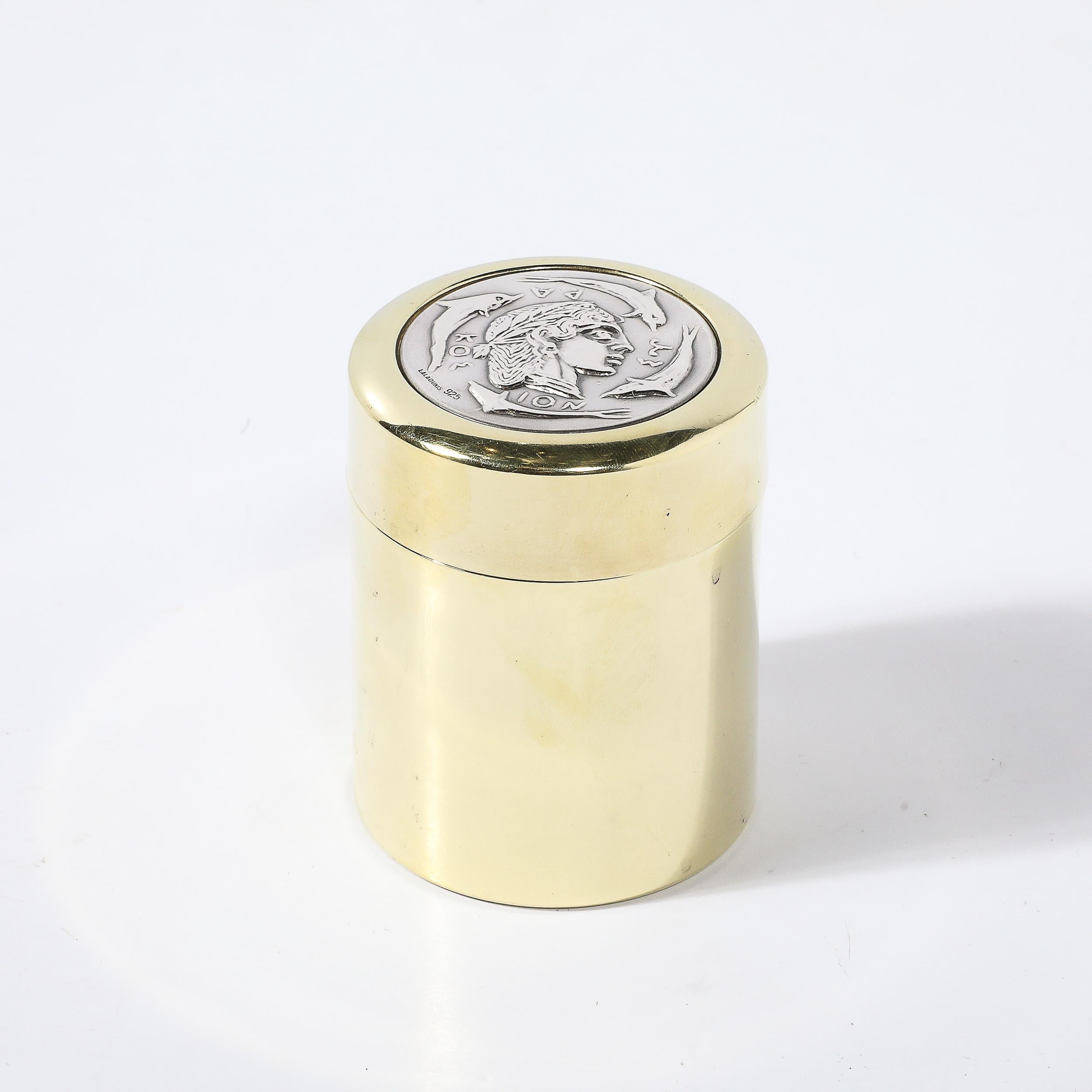 Questo cofanetto modernista di metà secolo in argento sterling e ottone lucido, creato dallo stimato Lalaounis in Grecia intorno al 1950, è un notevole esempio dell'eleganza e dell'innovazione tipiche del periodo. Conosciuta per la sua squisita