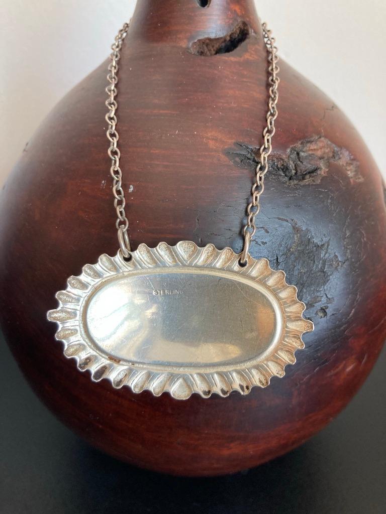 Etichetta di decanter per scotch in argento massiccio della metà del secolo scorso in vendita 2