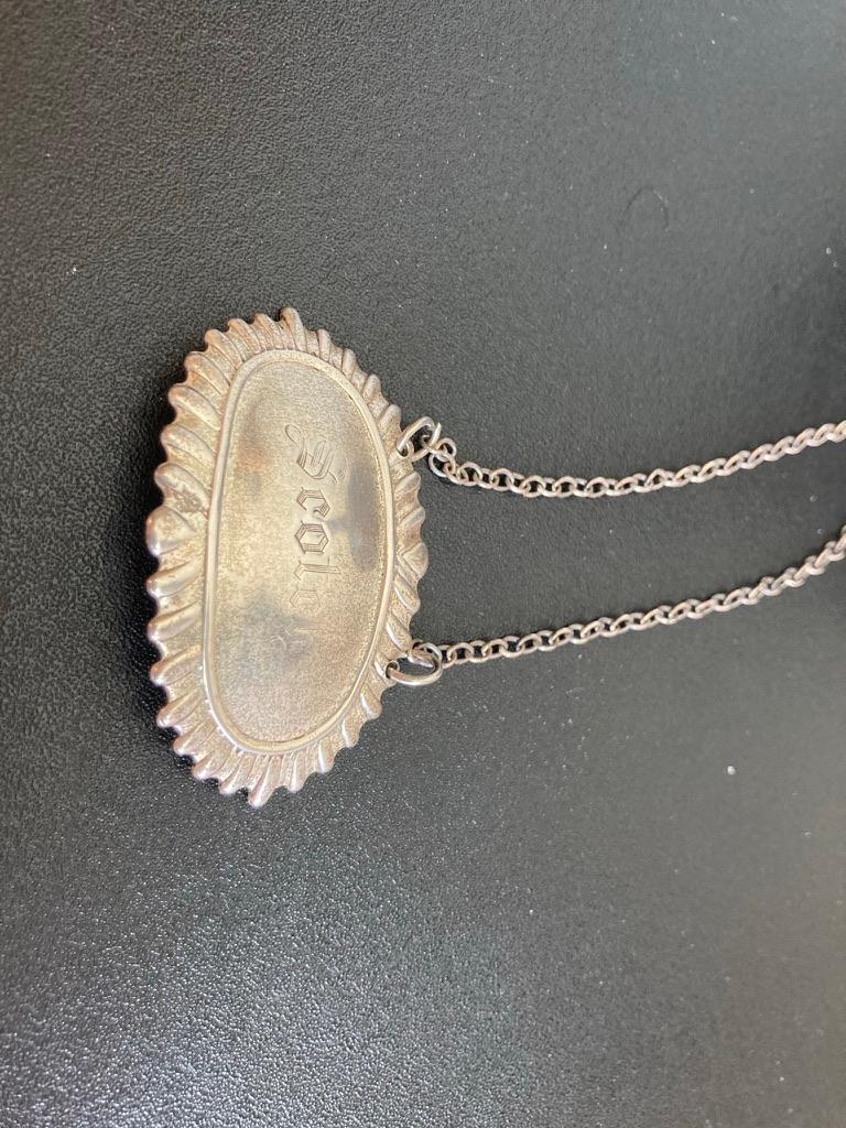 Etichetta di decanter per scotch in argento massiccio della metà del secolo scorso in vendita 3
