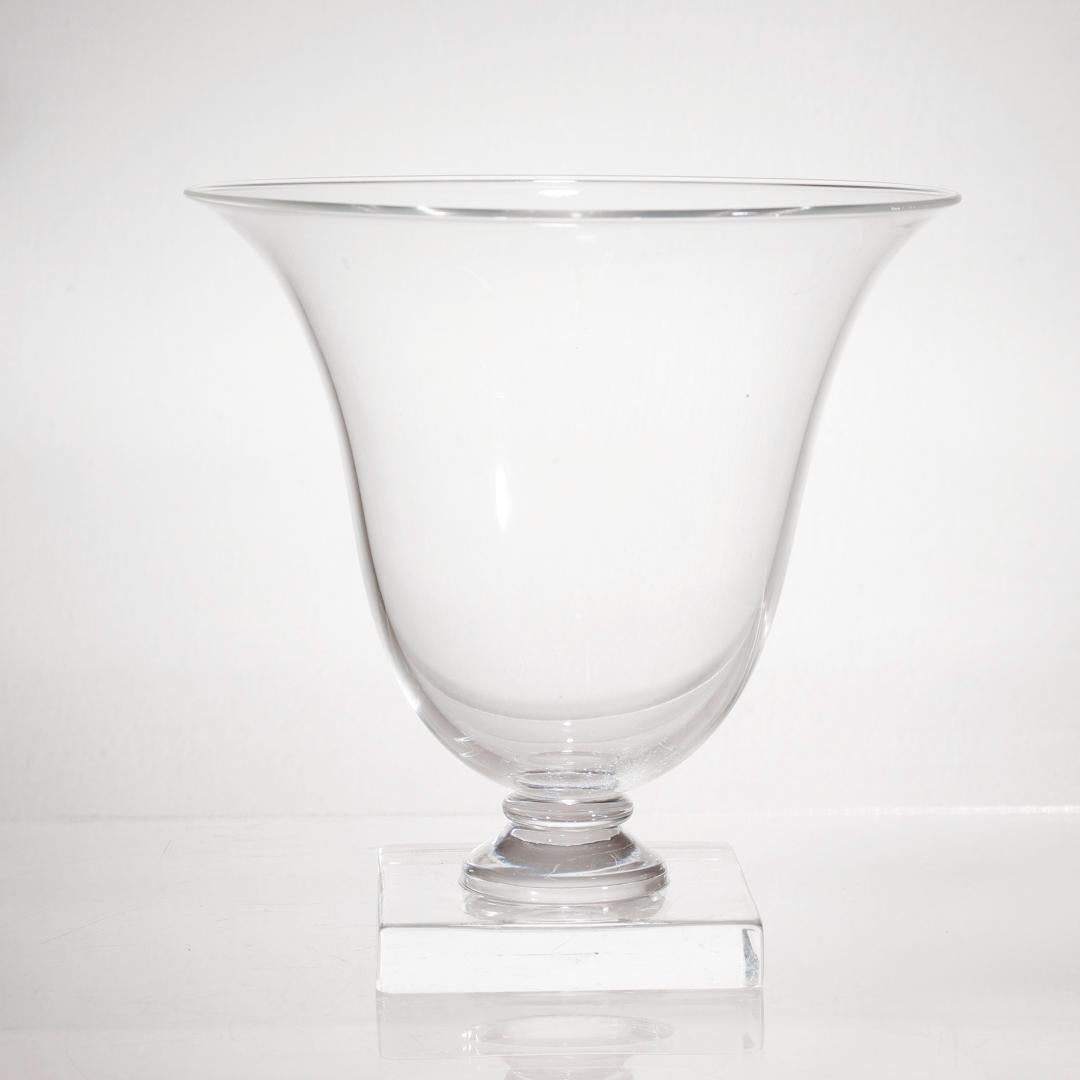 Américain Vase à pied en cristal ou en verre Steuben Glass du milieu du siècle dernier en vente