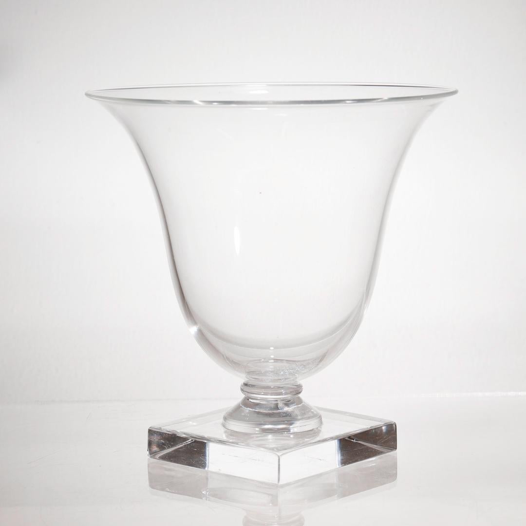 Steuben-Kristall- oder Glasvase mit Fuß aus der Mitte des Jahrhunderts (amerikanisch) im Angebot