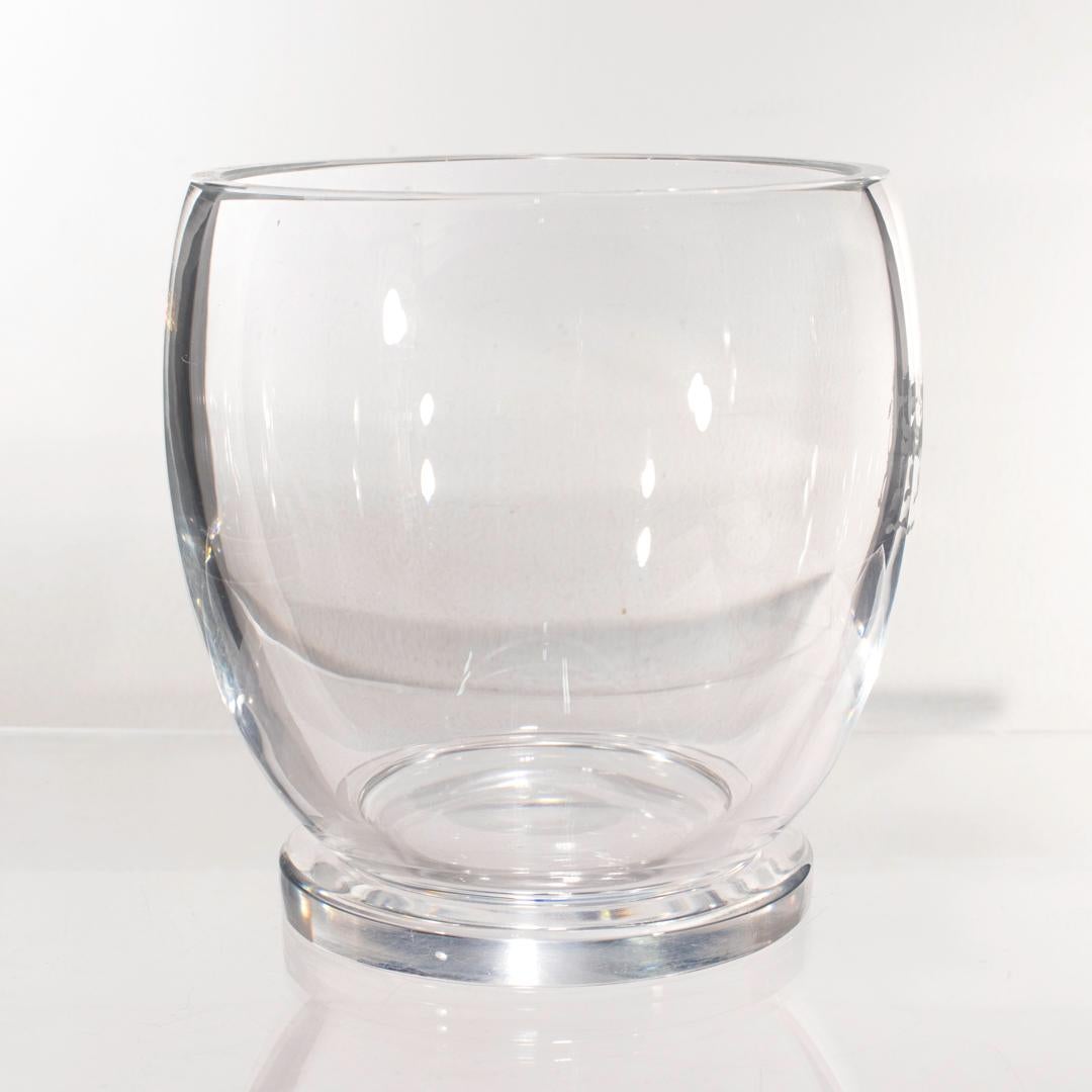 20ième siècle Vase ou seau à glace en cristal ou en verre Steuben du milieu du siècle avec crête de lion n° 7547 en vente