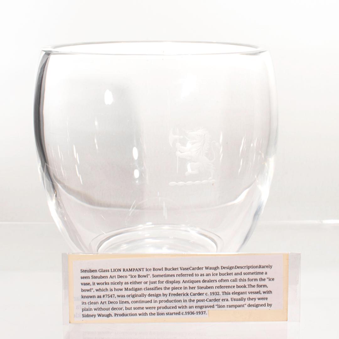 Vase ou seau à glace en cristal ou en verre Steuben du milieu du siècle avec crête de lion n° 7547 en vente 2