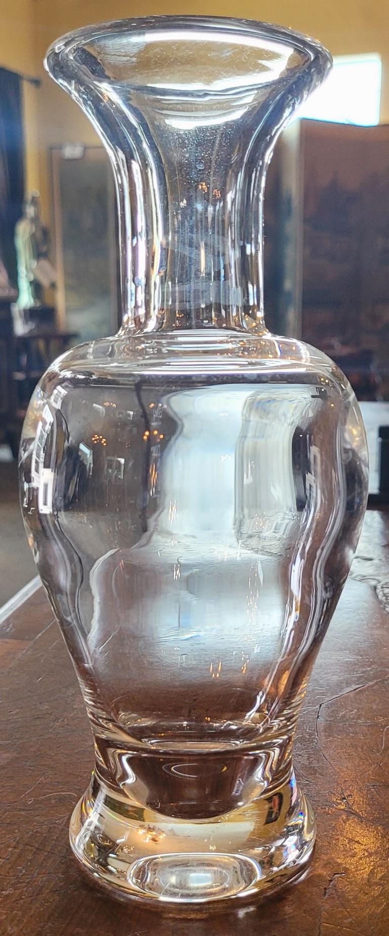 Nous vous présentons un adorable vase de palais Steuben de 8,5 pouces datant du milieu du siècle.

Making Works par la célèbre et très recherchée 