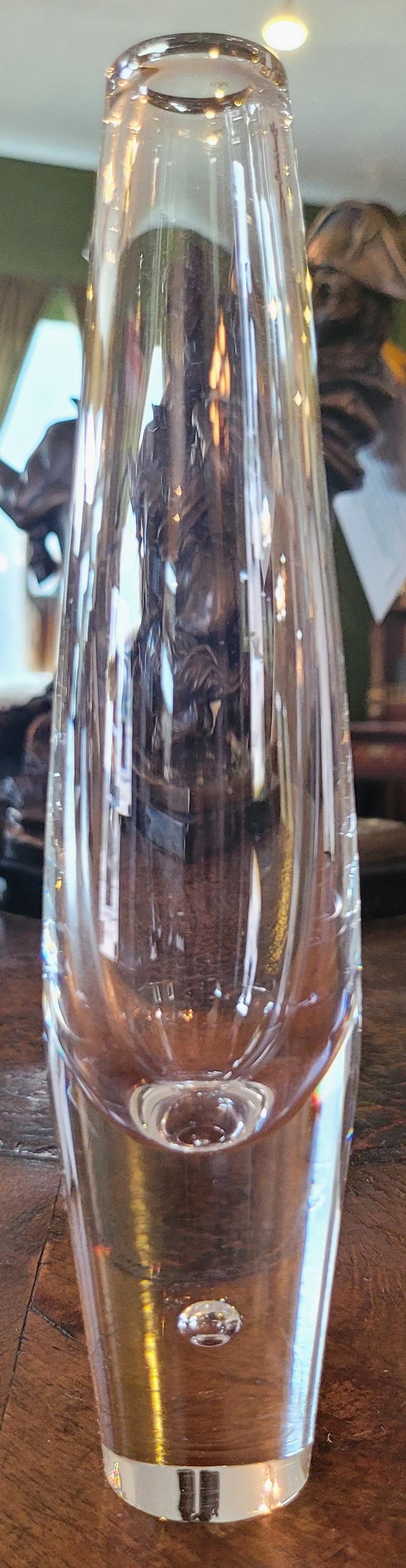 PRESENTING A LOVELY Mid Century Steuben 8.5 inch Teardrop Bud Vase.

Made by the renowned and highly desirable ‘Steuben’ Glass Works in NY circa 1960-80.

In near mint condition with no chips or cracks.

The vase has a teardrop bubble in the base,